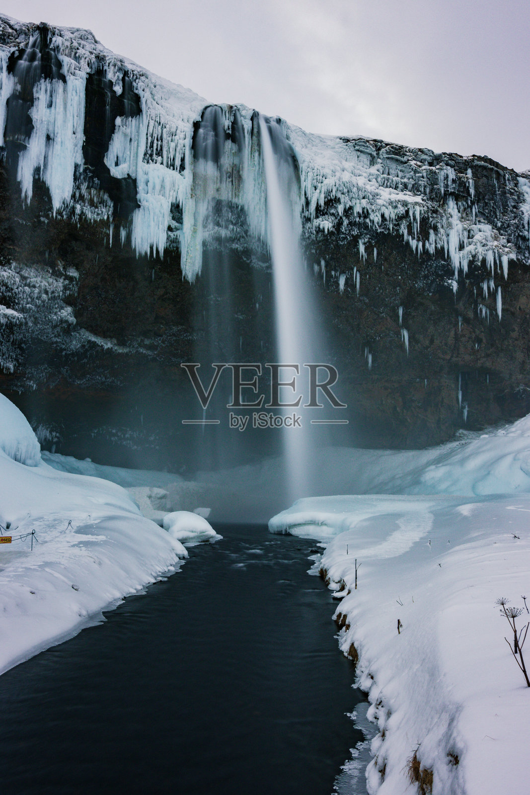 美丽的塞尔雅兰瀑布及其周边冬季景色（冰岛南部）照片摄影图片