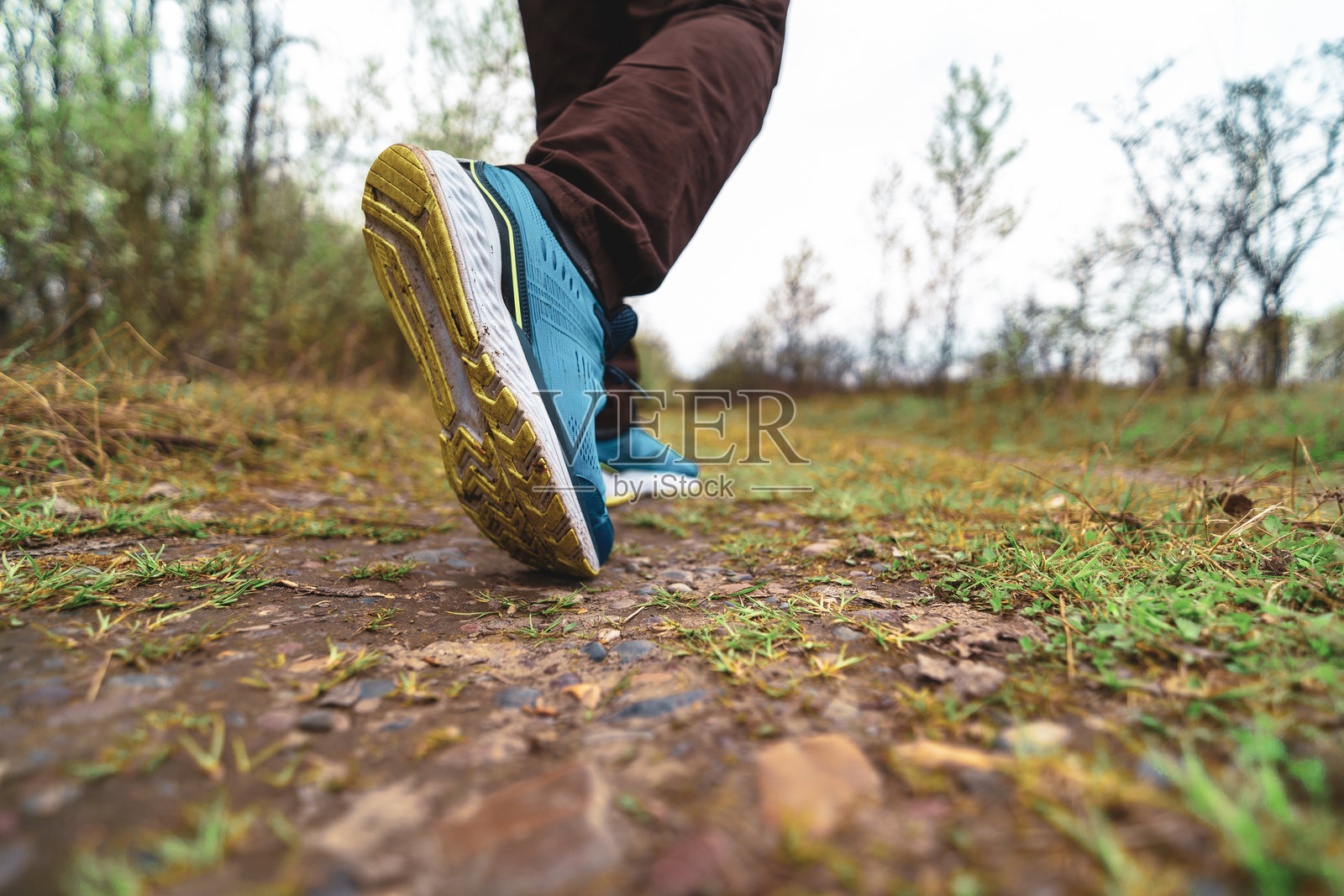 乡间的男性脚步声照片摄影图片