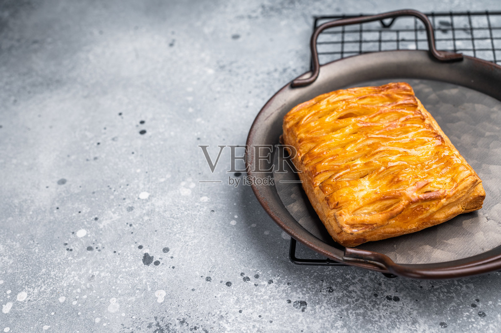 丹麦酥皮点心配柠檬果酱，酥皮，灰色背景，俯视图照片摄影图片