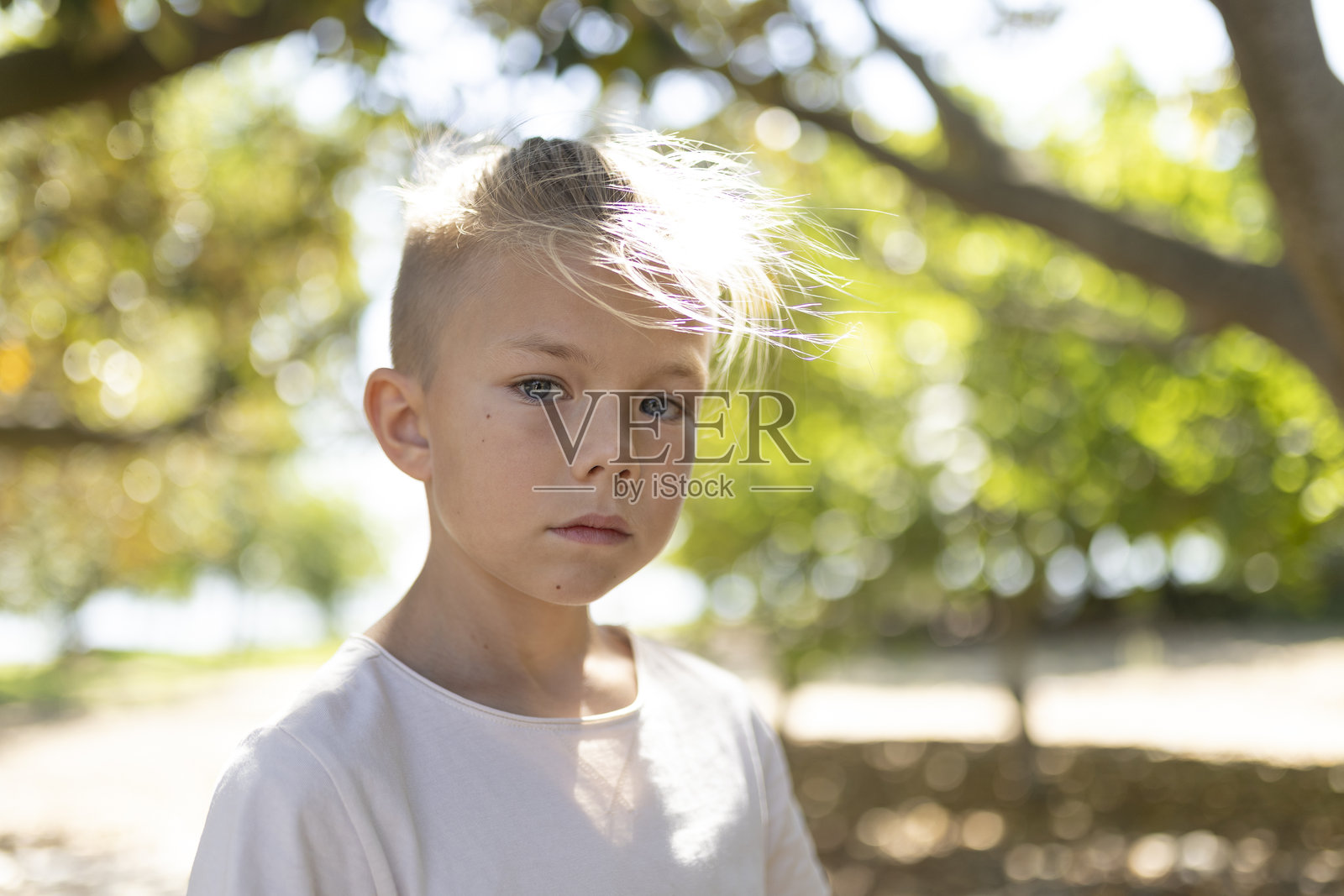 小男孩在户外享受阳光明媚的日子照片摄影图片