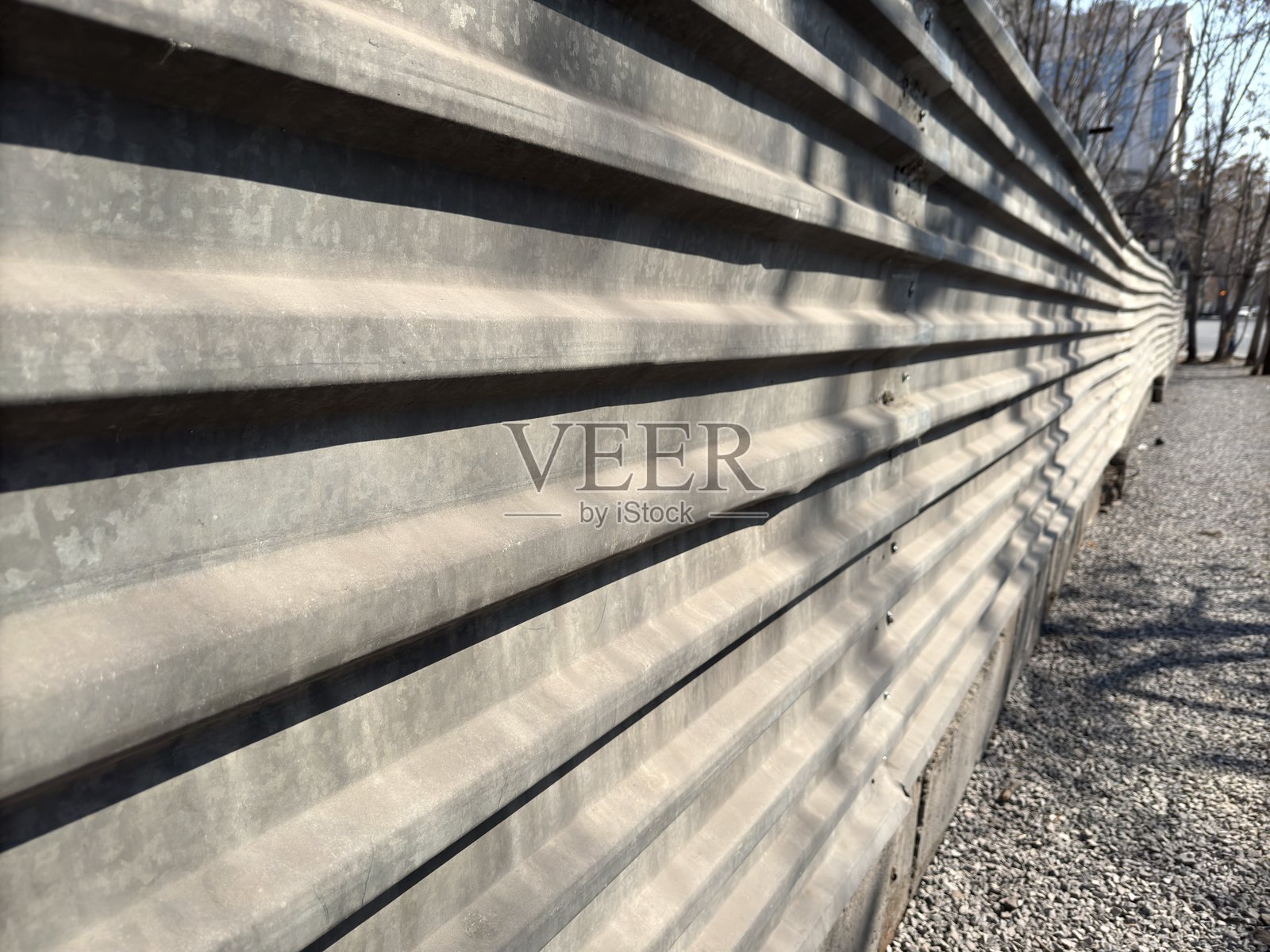 靠近道路的建筑围栏上覆盖着金属粉尘照片摄影图片