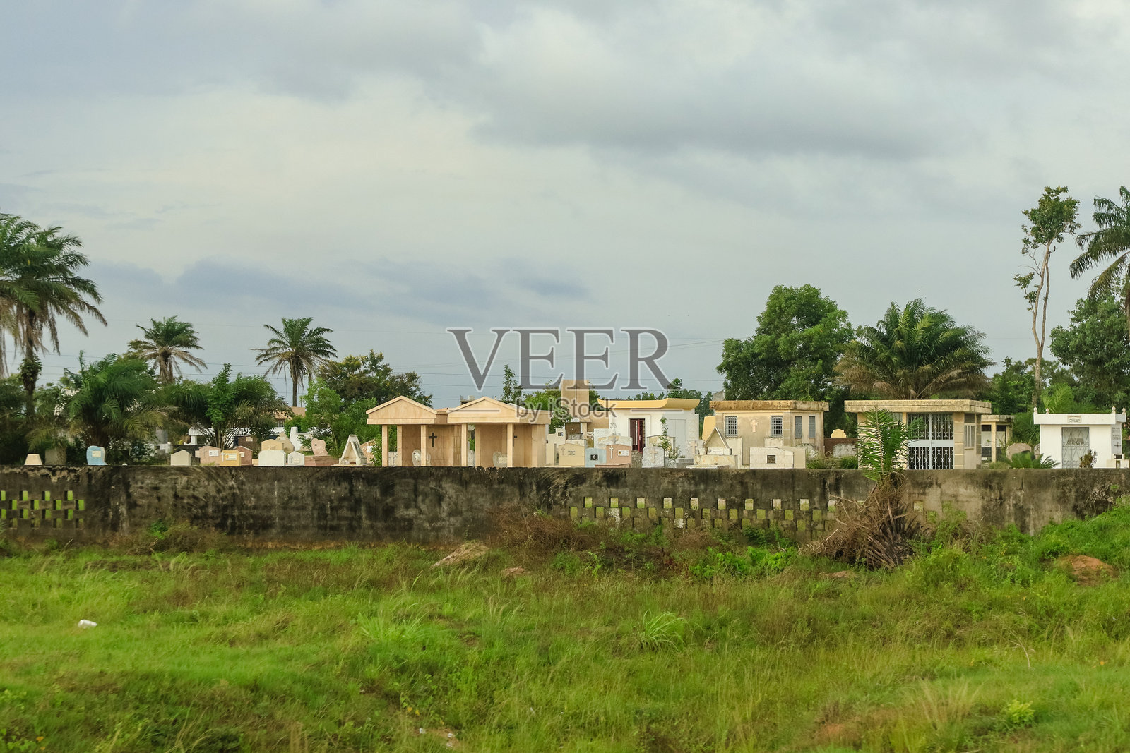 象牙海岸大巴萨姆的历史墓地风景，阴云密布的日子照片摄影图片