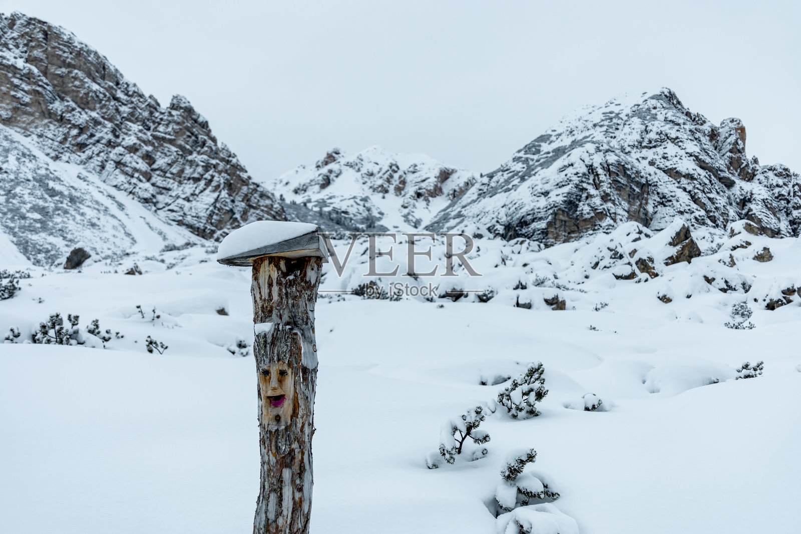 在南蒂罗尔地区的佩德鲁山旅馆，穿越深雪的漫步照片摄影图片