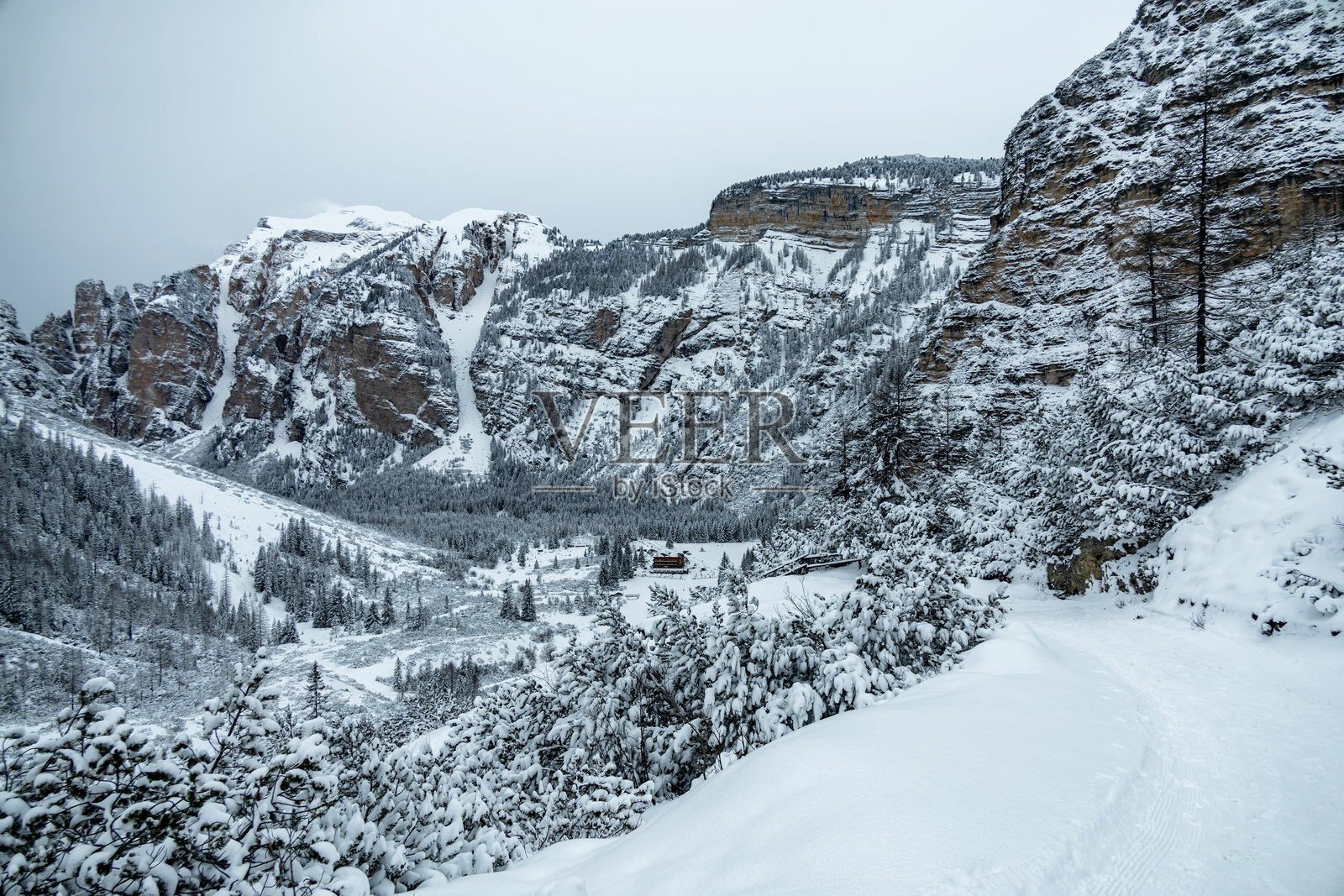 在南蒂罗尔地区的佩德鲁山旅馆深雪中漫步照片摄影图片