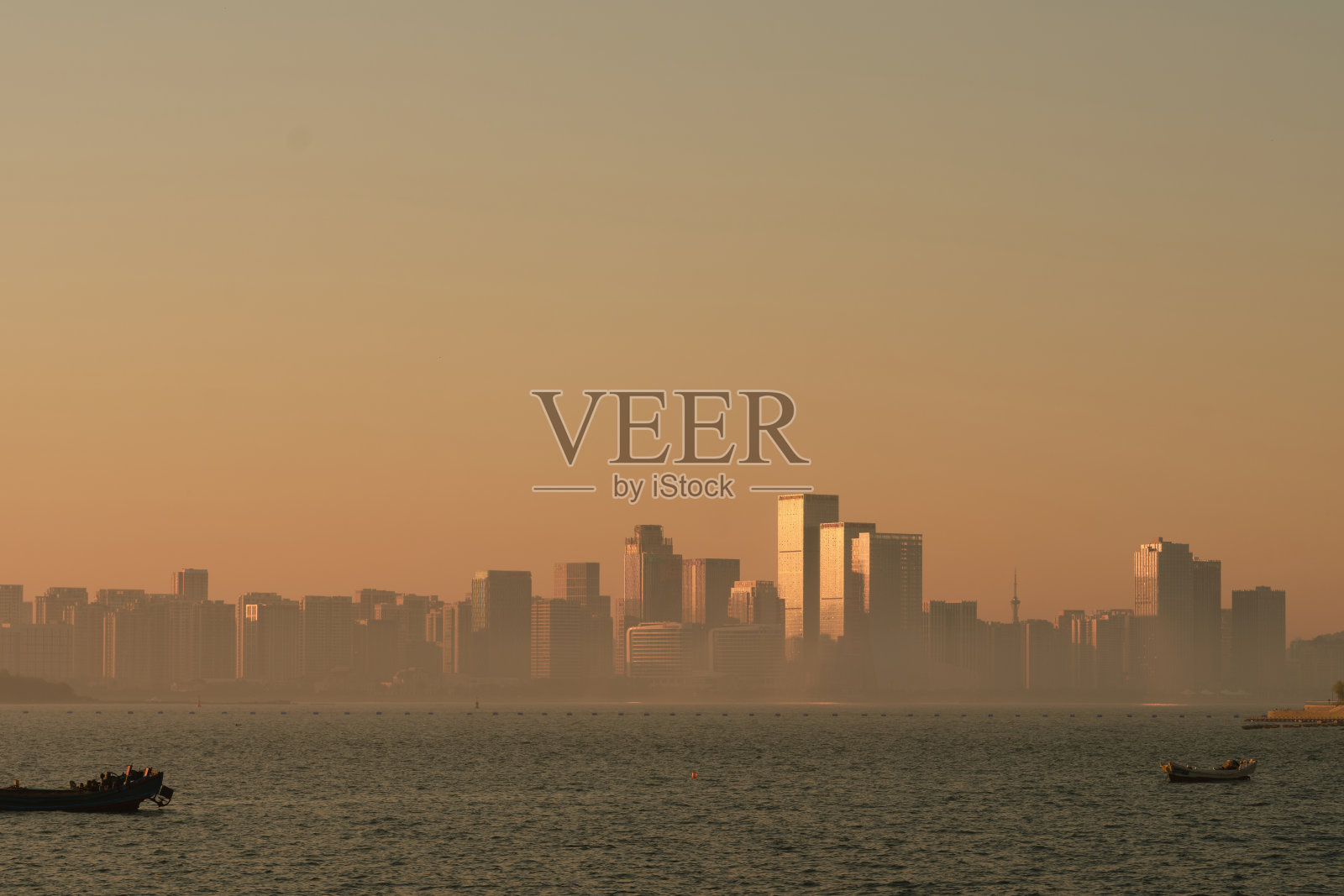 青岛湾城市天际线在黄昏时分照片摄影图片