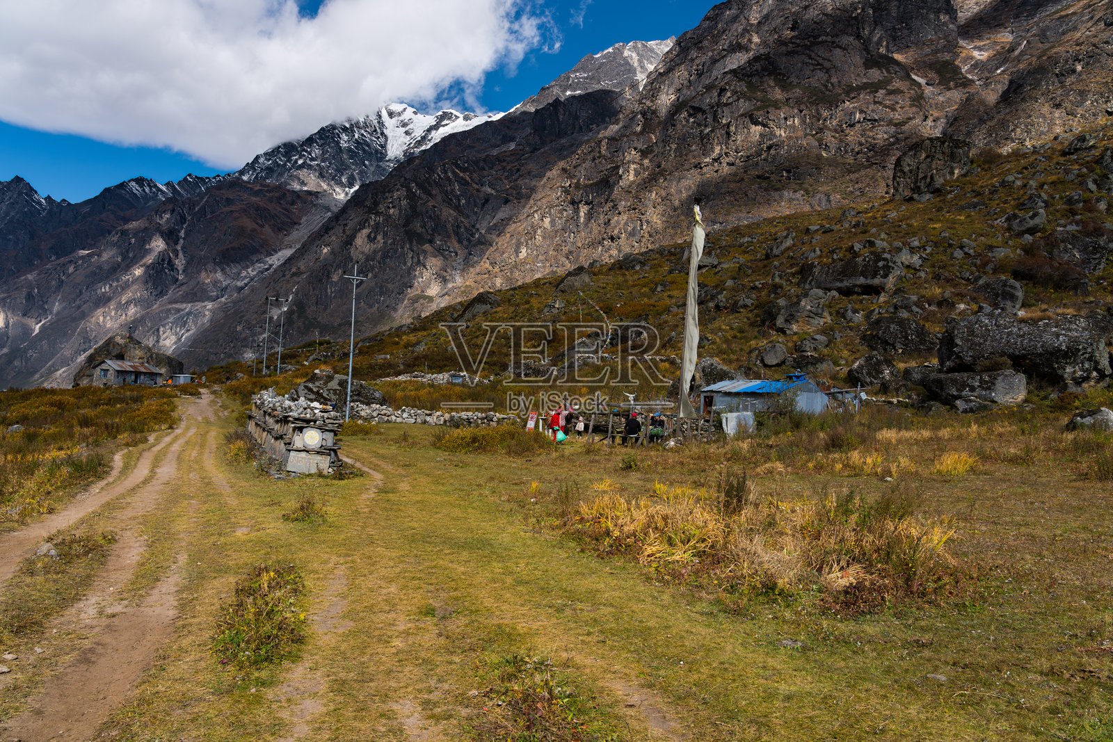 尼泊尔朗唐地区的阳光徒步旅行路线，位于喜马拉雅山脉，包含采尔科·康金山路线照片摄影图片
