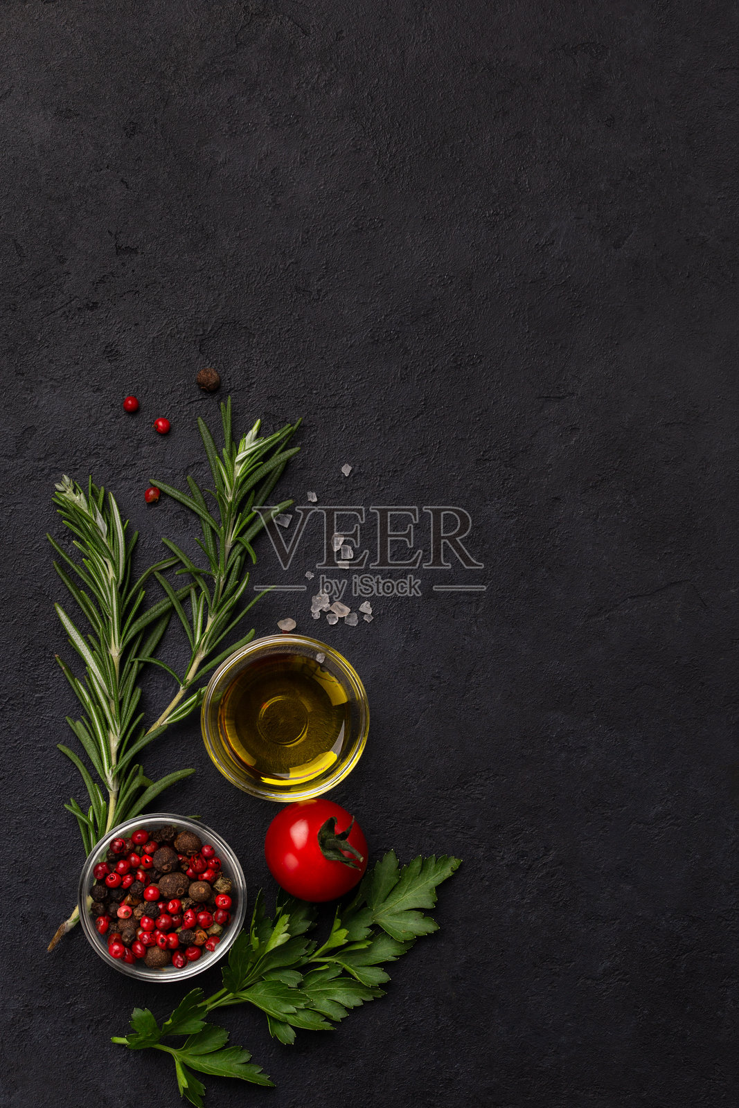 黑色纹理背景与草药照片摄影图片