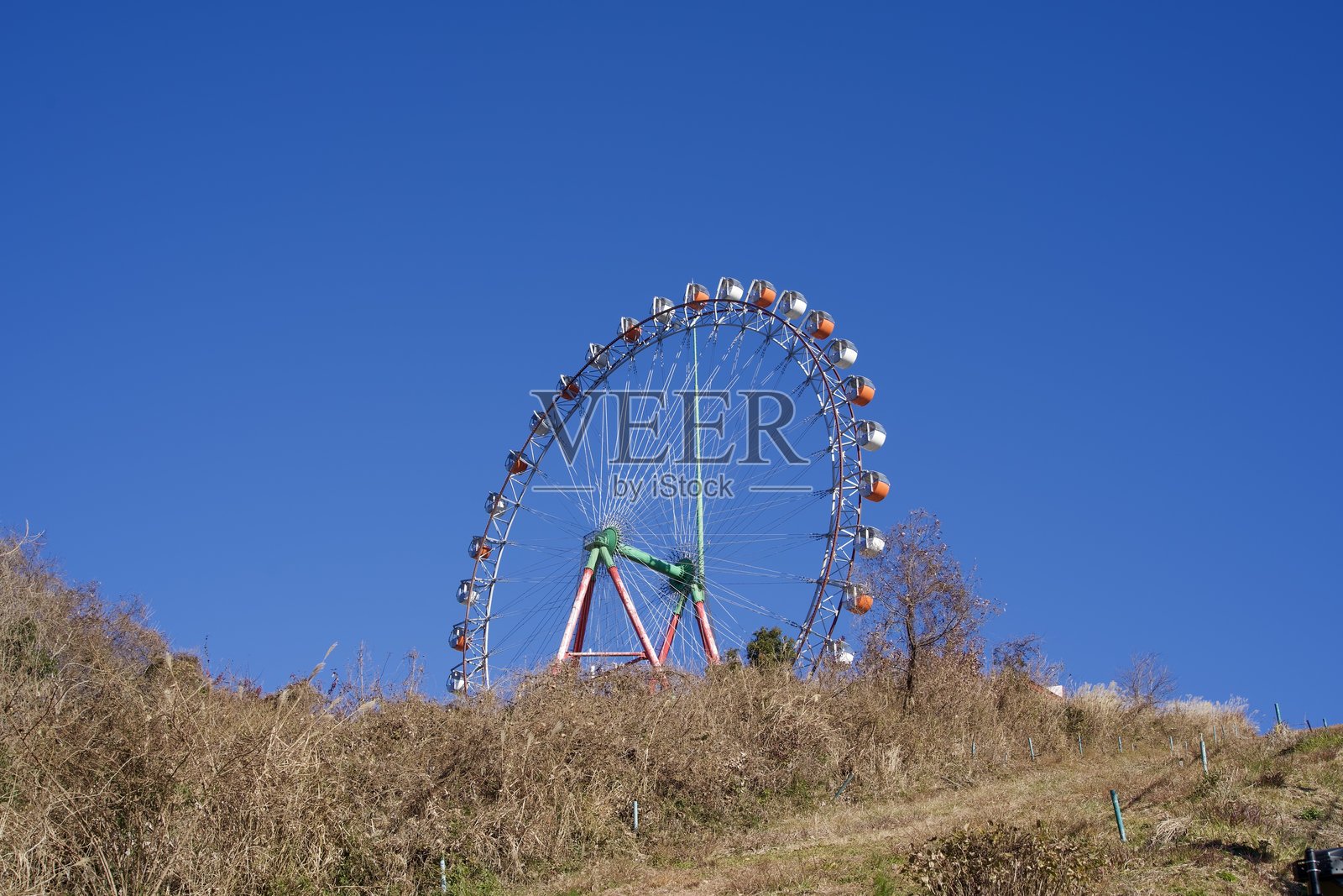 蓝天和山上的摩天轮照片摄影图片