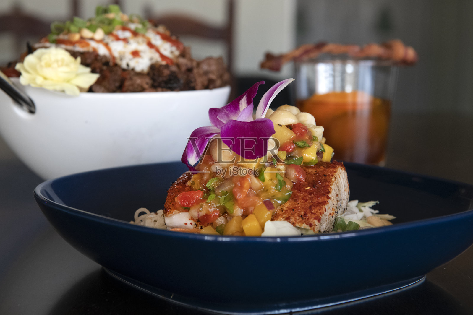 鲷鱼和韩式烤肉碗，搭配枫糖培根老式鸡尾酒照片摄影图片