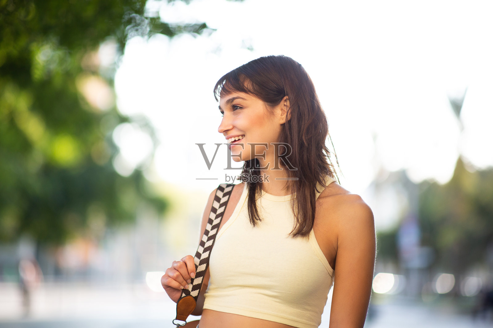 吸引人的年轻女性站在户外照片摄影图片