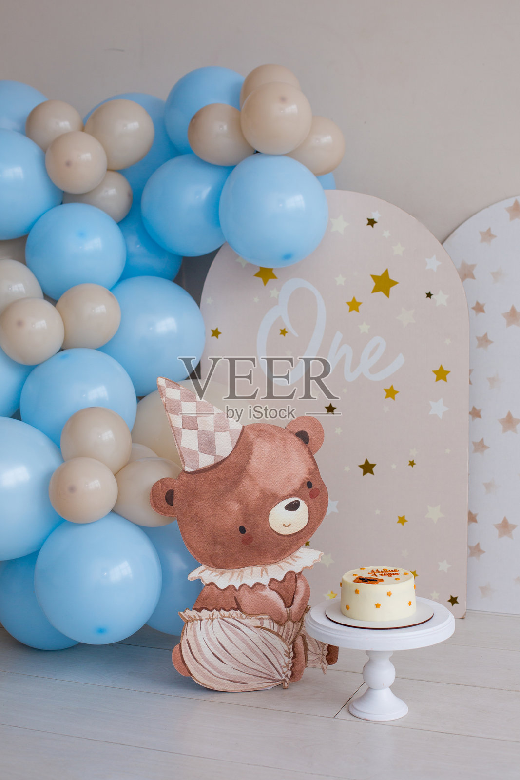 一个生日派对或第一个生日蛋糕与气球照片摄影图片