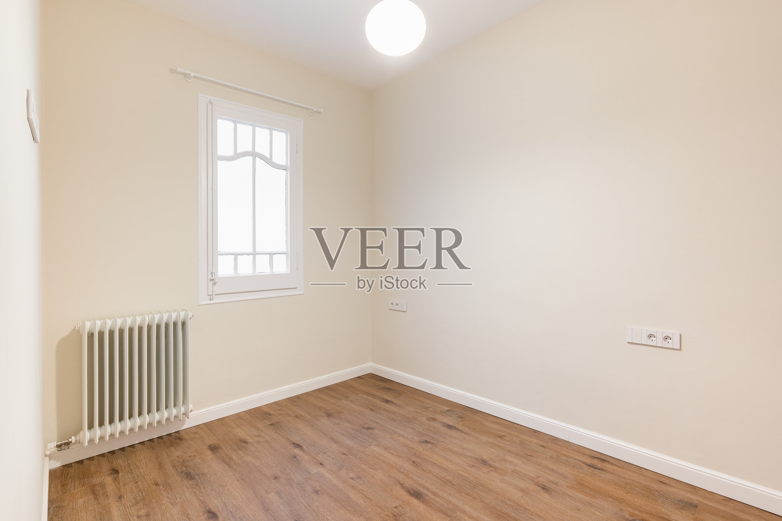 简单的空卧室，木地板和一扇窗户照片摄影图片