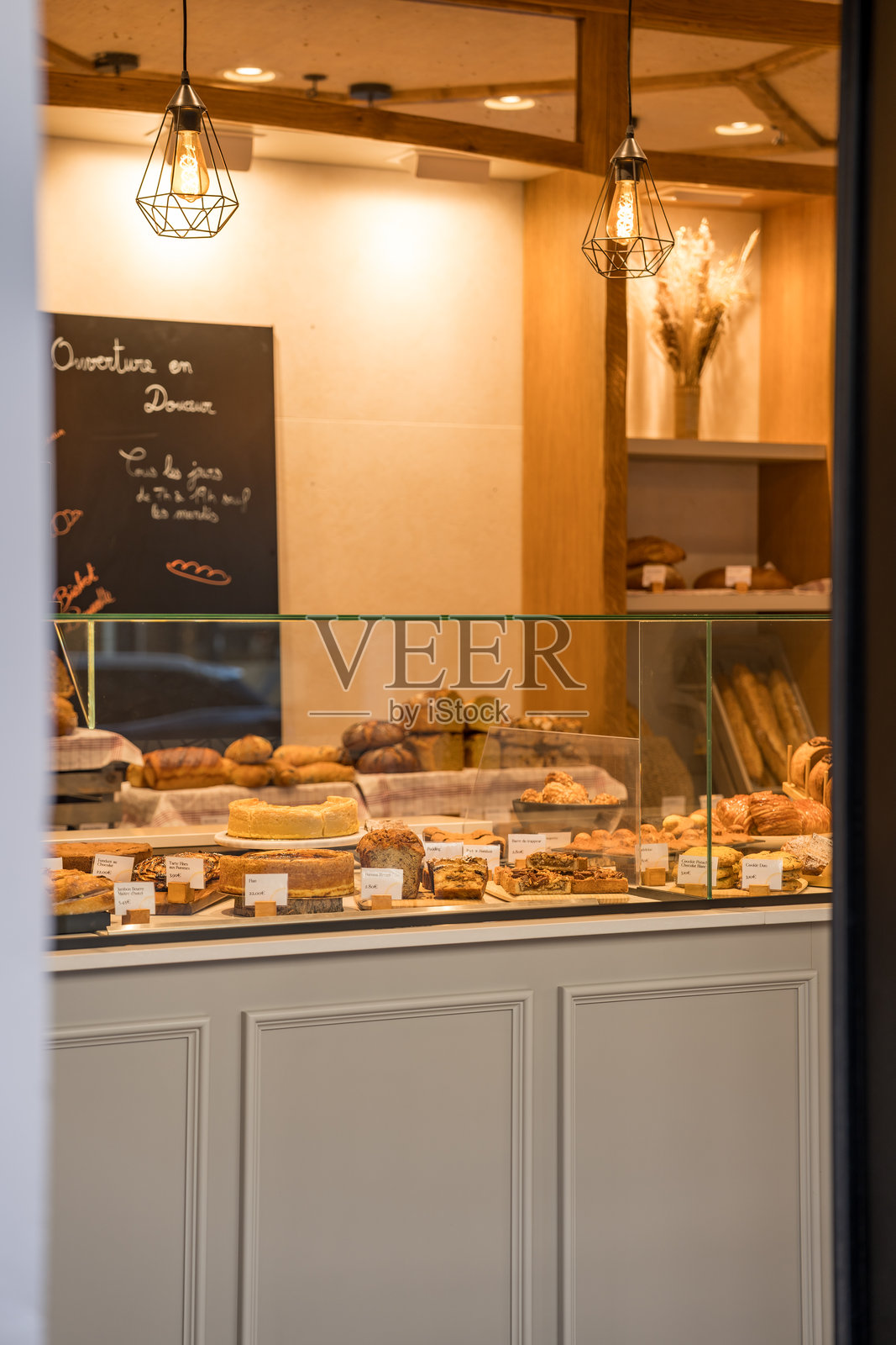 迷人的面包店展示吸引路过的人们，提供诱人的新鲜烘焙食品和手工美食，营造出温馨的氛围。照片摄影图片