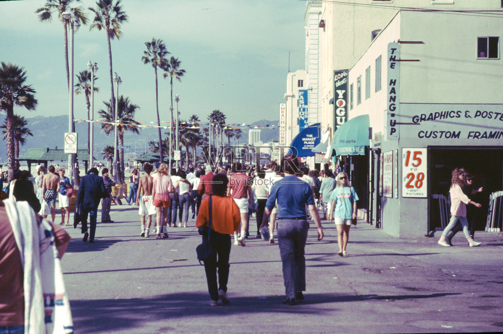 1986年美国加利福尼亚州威尼斯海滩的历史照片。照片摄影图片