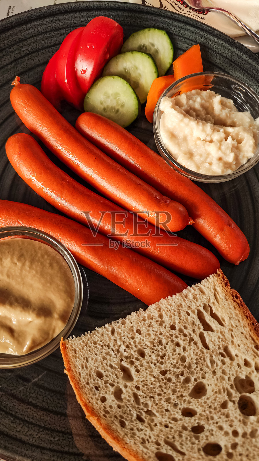 在斯洛伐克的斯特布斯基湖，高塔特拉山脉，香肠配上辣根、芥末、面包和蔬菜。照片摄影图片