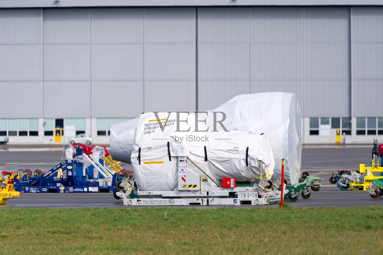 冬日的苏黎世克洛滕机场，包裹着的喷气发动机侧视图。照片摄影图片