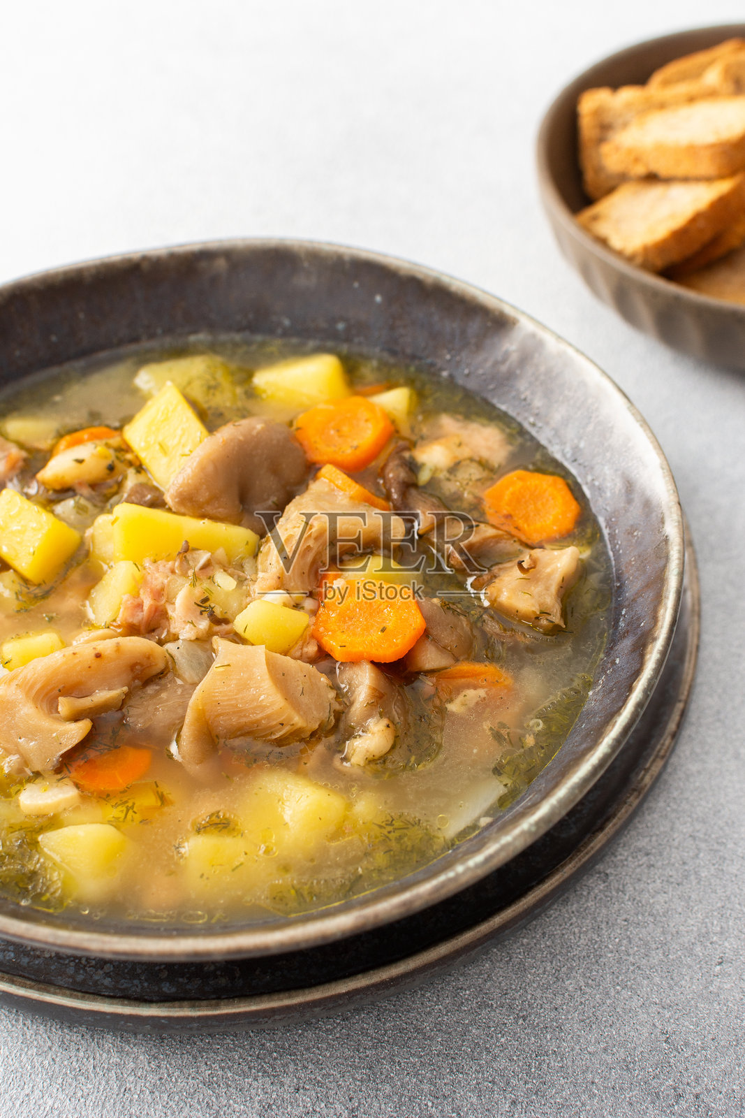 盘子里的平菇汤照片摄影图片