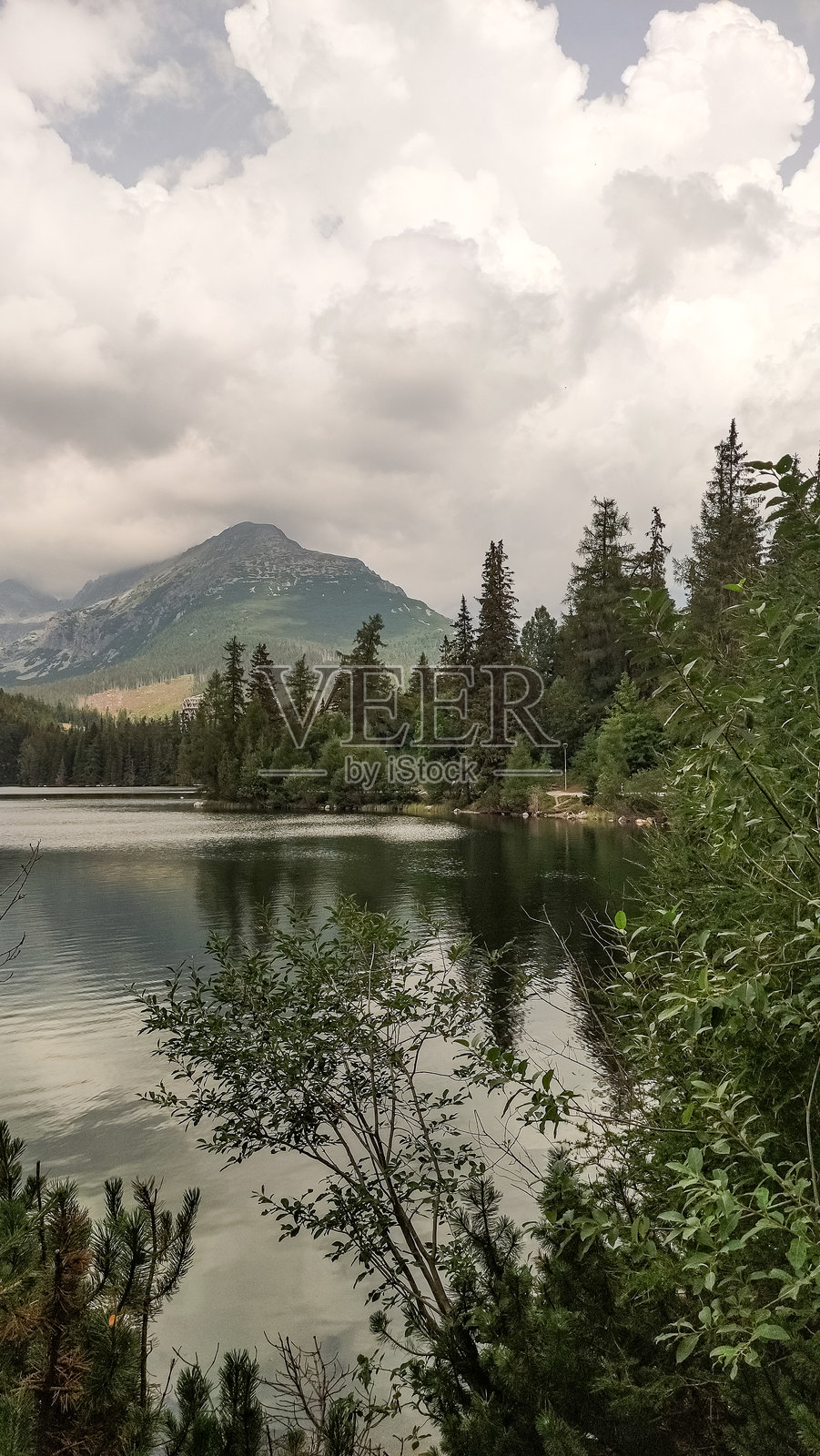 斯特布斯基湖在多云的天空下映照出高塔特拉山脉的壮丽景色照片摄影图片