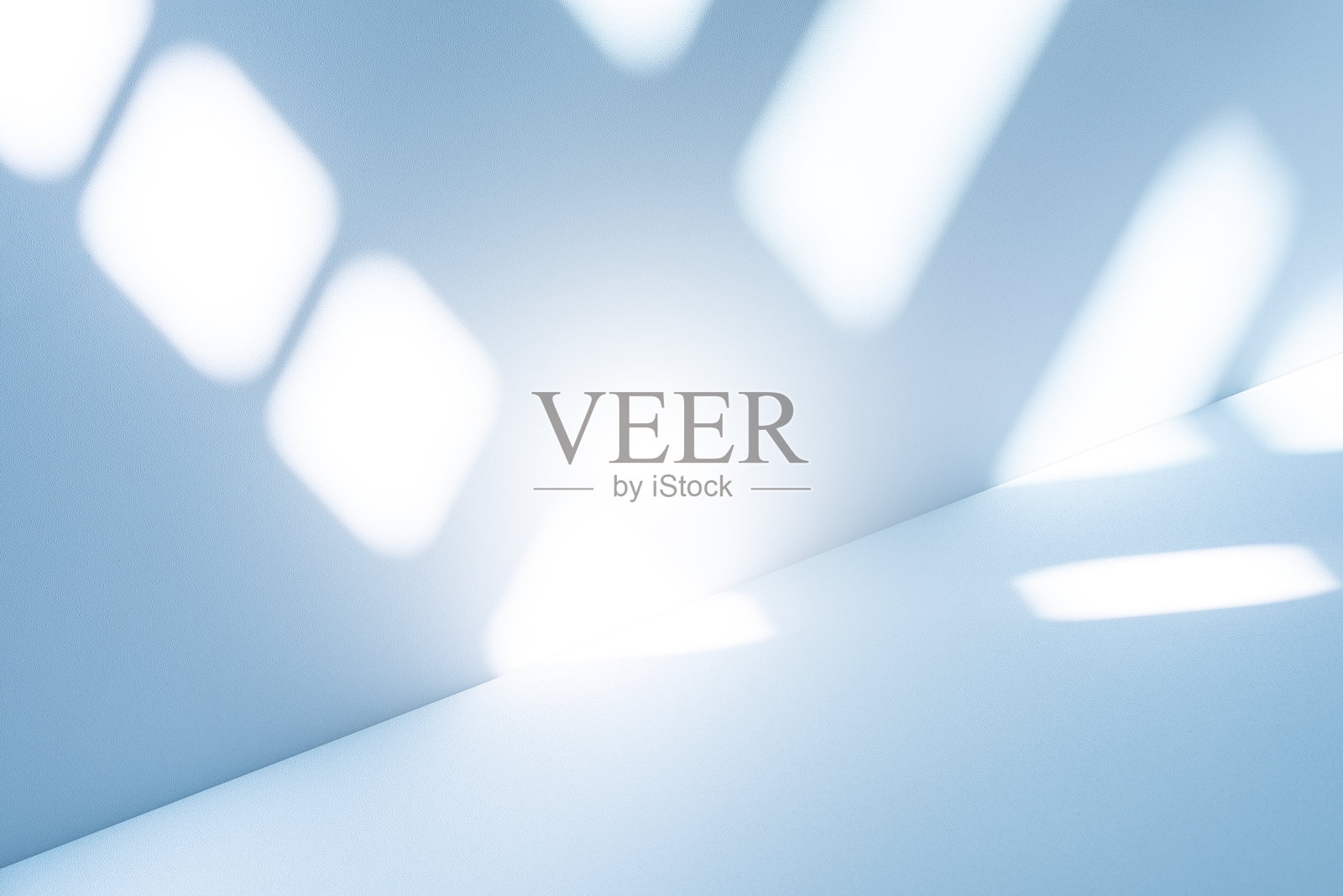 工作室风格的背景墙装饰展示，使用白色和蓝色调，窗户投射的阴影，构思出一种装饰效果。照片摄影图片