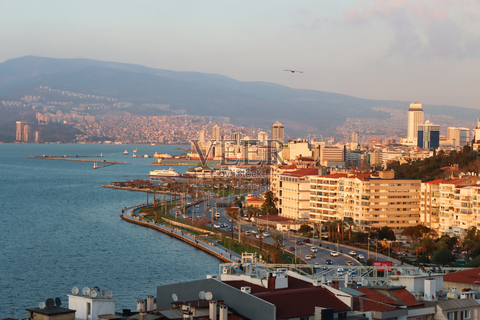 从阿桑索尔俯瞰的伊兹密尔著名道路和海景照片摄影图片