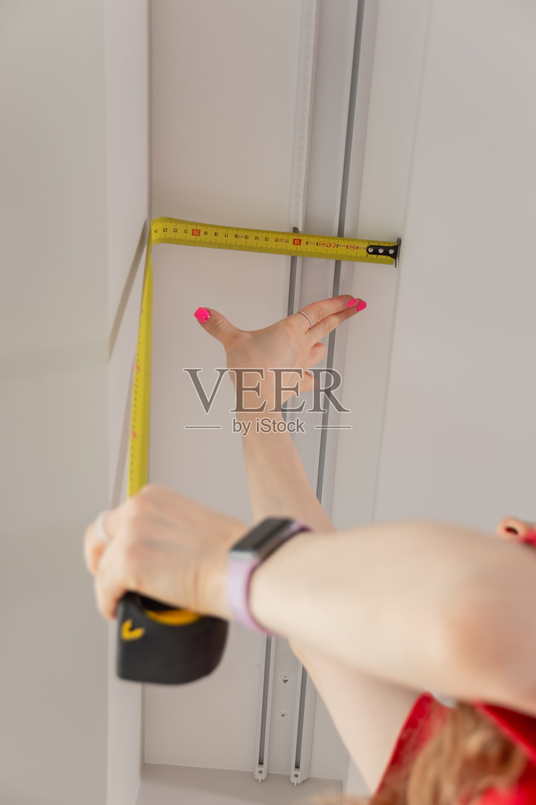 设计师用卷尺测量窗帘杆的门框尺寸照片摄影图片