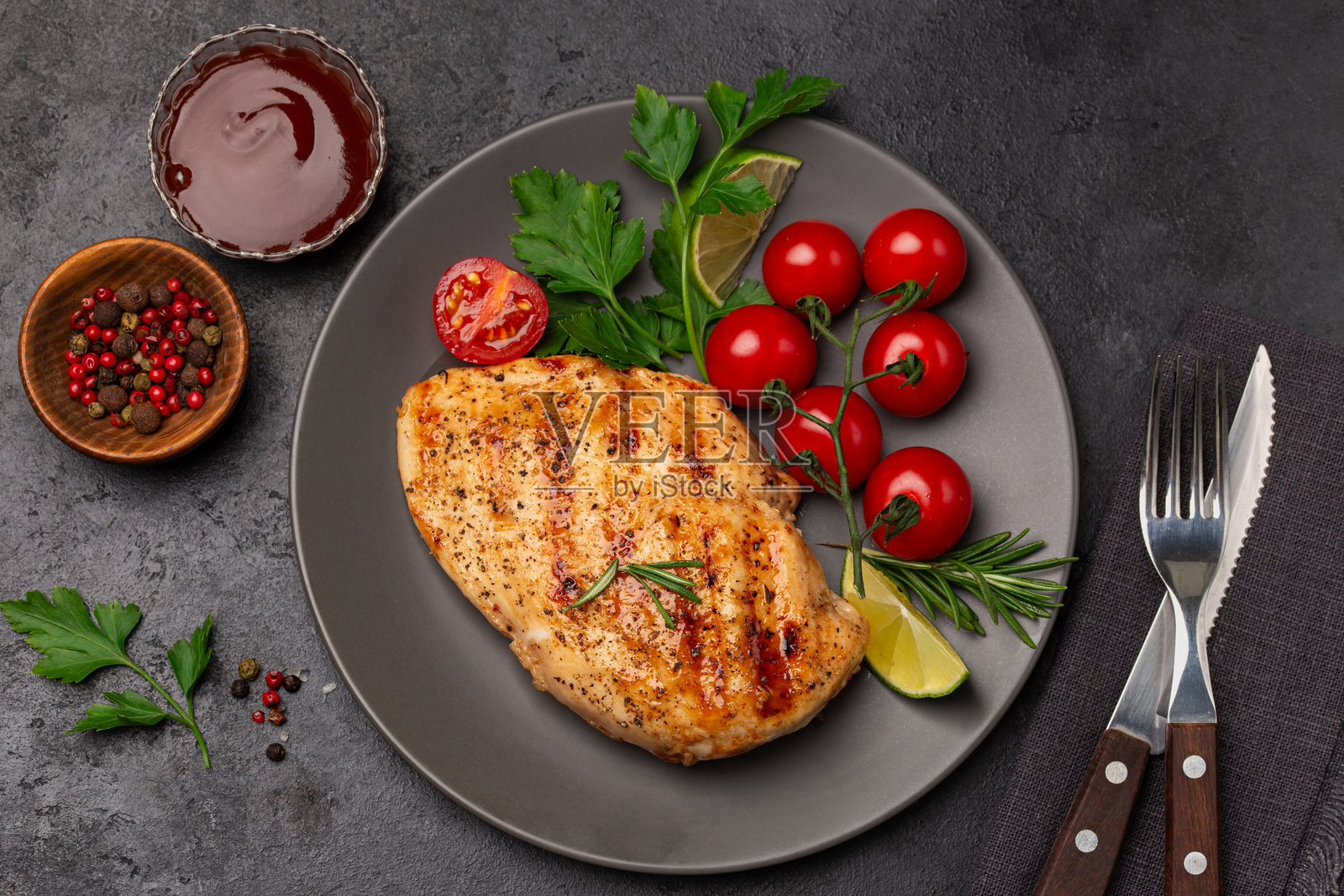 烤鸡胸肉配番茄照片摄影图片