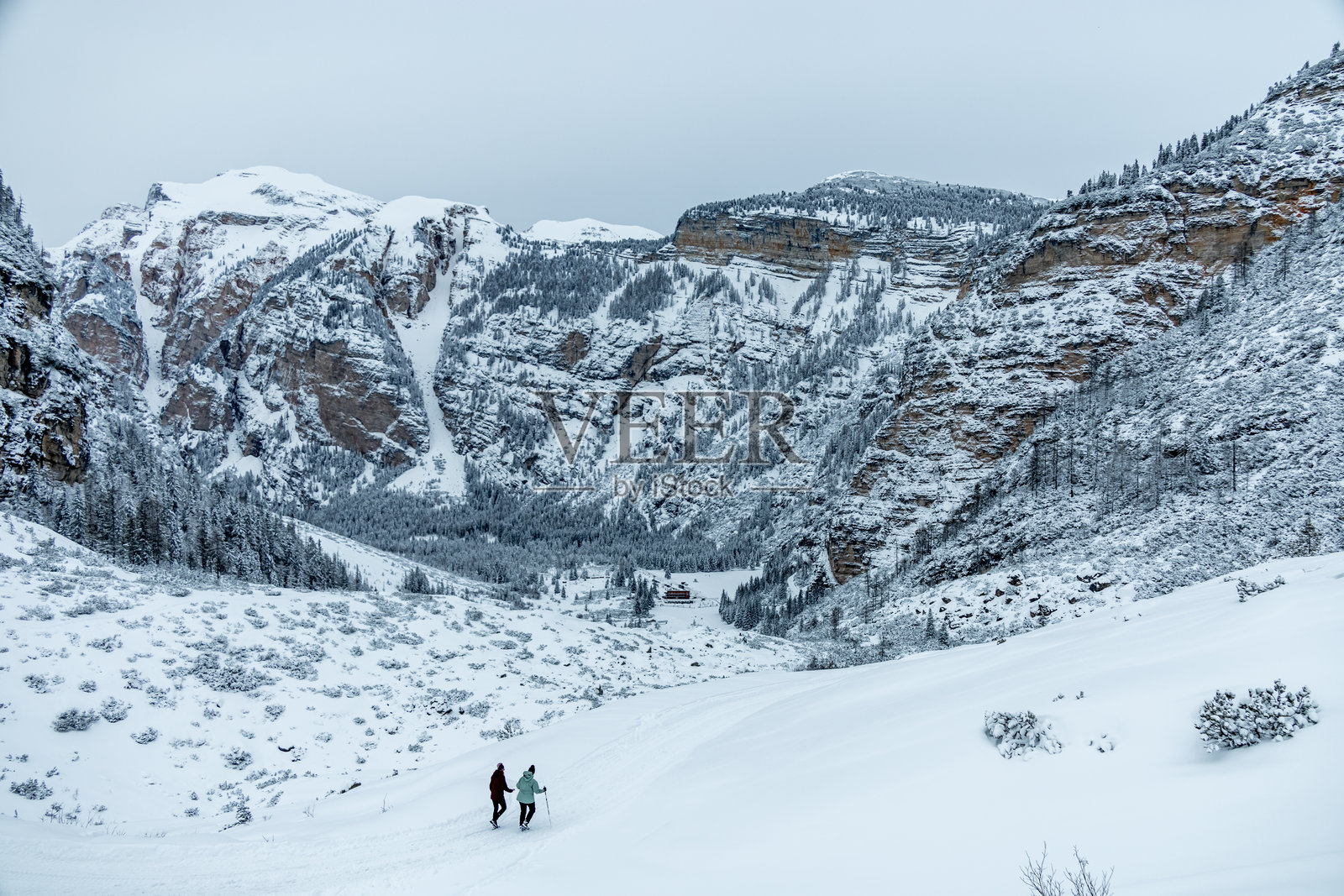 在南蒂罗尔地区的佩德鲁山旅馆深雪中漫步照片摄影图片
