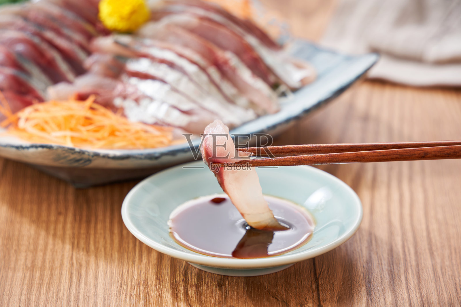 新鲜的马鲛鱼刺身放在盘子上照片摄影图片