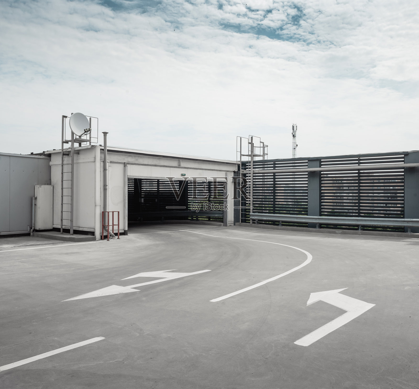 从停车场出口。照片摄影图片