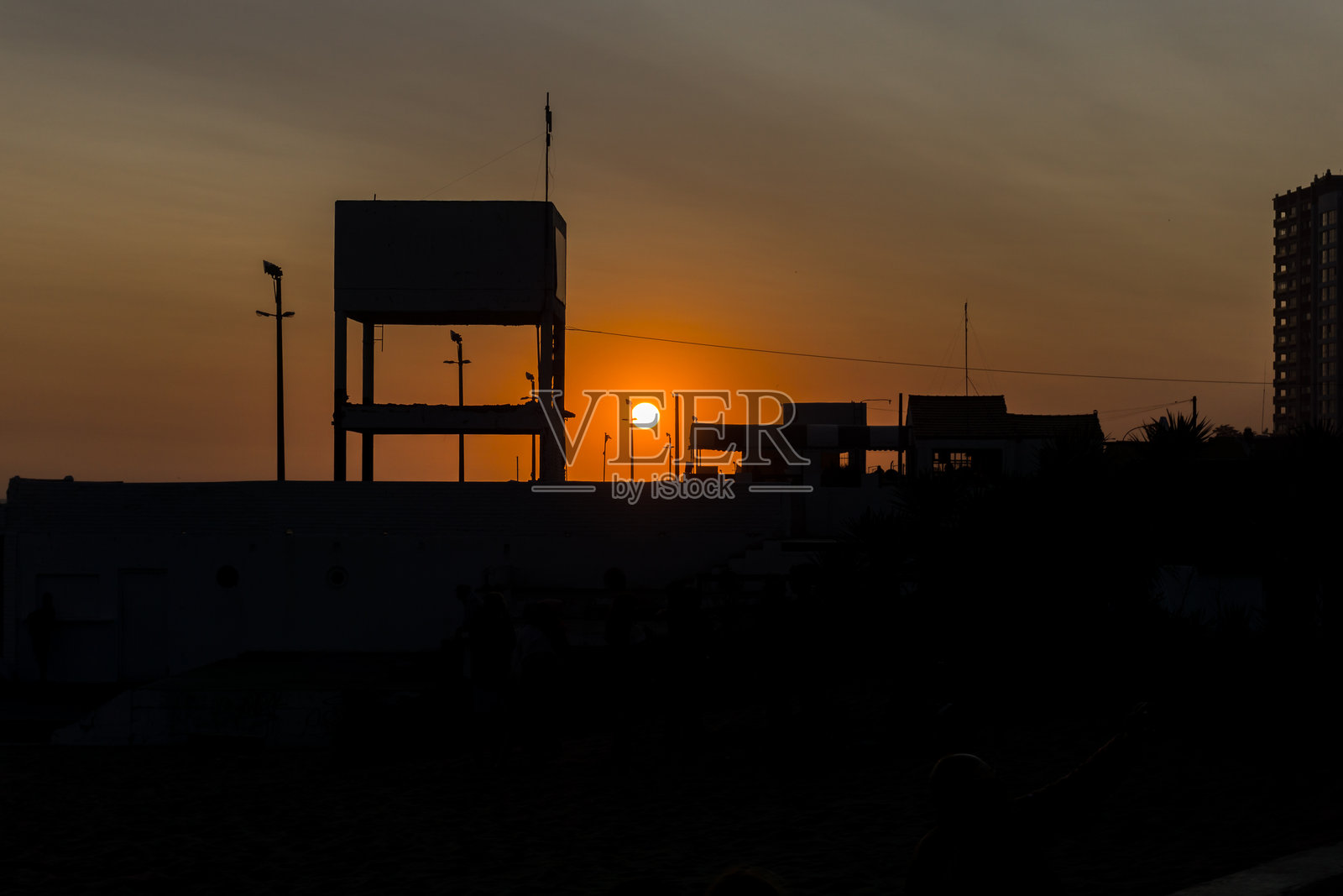 海滩上的日落照片摄影图片