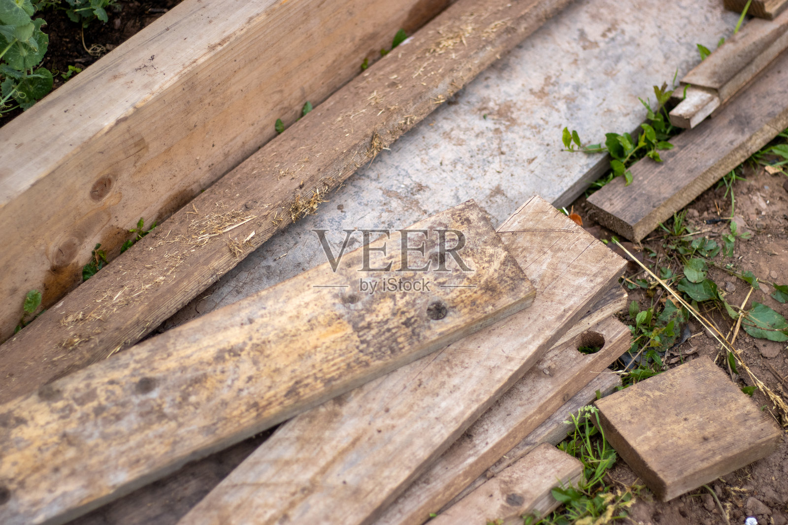 一堆木板躺在地上照片摄影图片