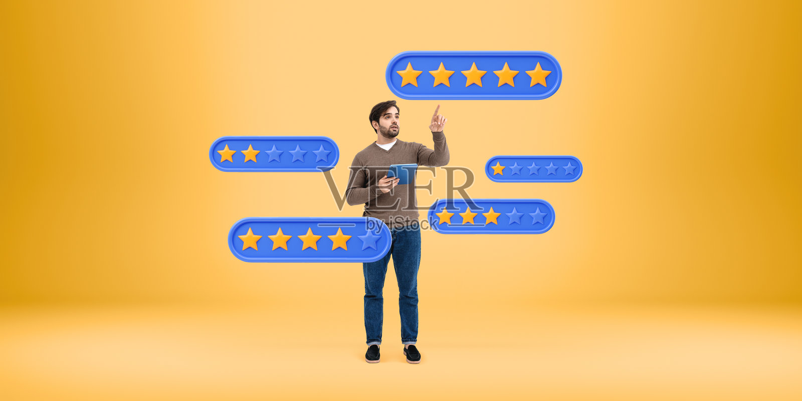 男子手持平板，周围环绕着蓝色星级评分图标，背景为黄色照片摄影图片