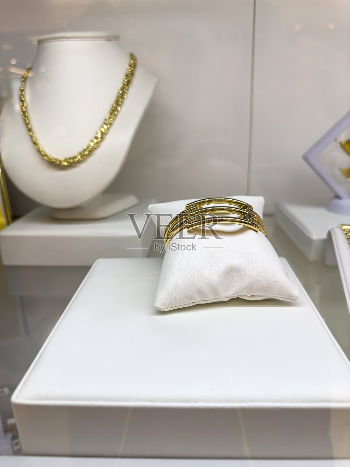 珠宝店橱窗中的珠宝架，展示了丰富多样的宝石。照片摄影图片