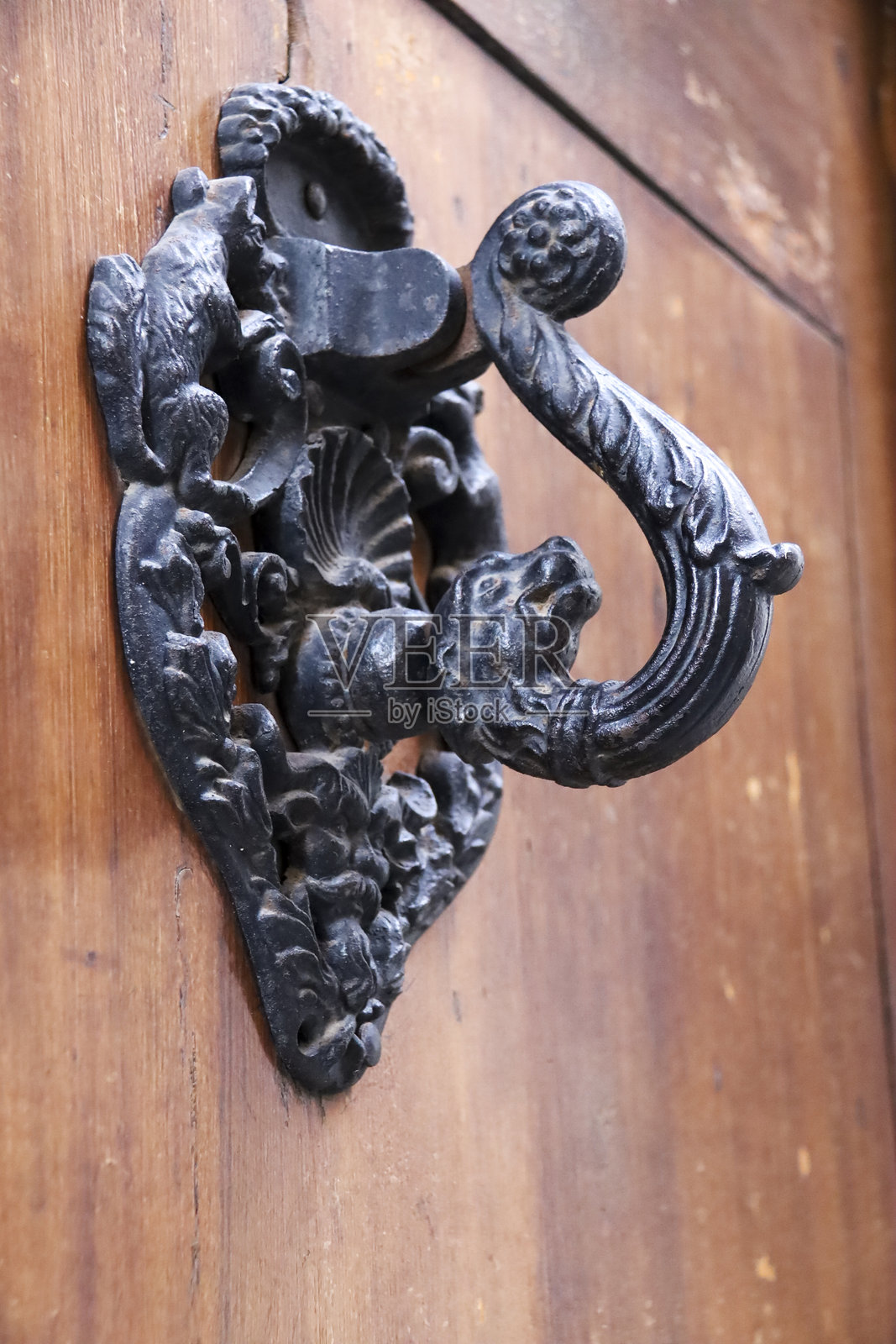 古老木门上的复古门环照片摄影图片