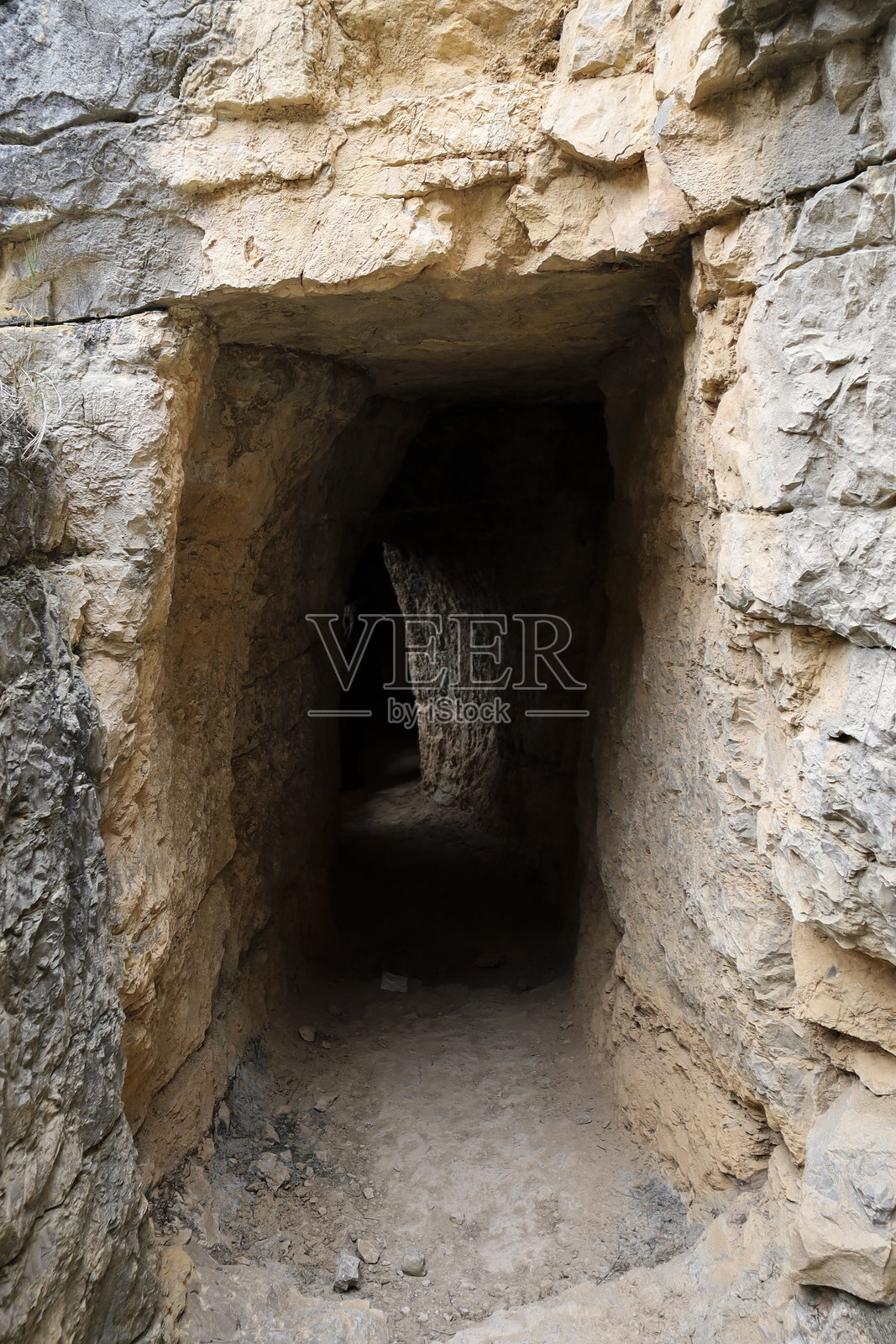 在特鲁埃尔的阿尔巴拉辛山脉中挖掘的罗马水道照片摄影图片