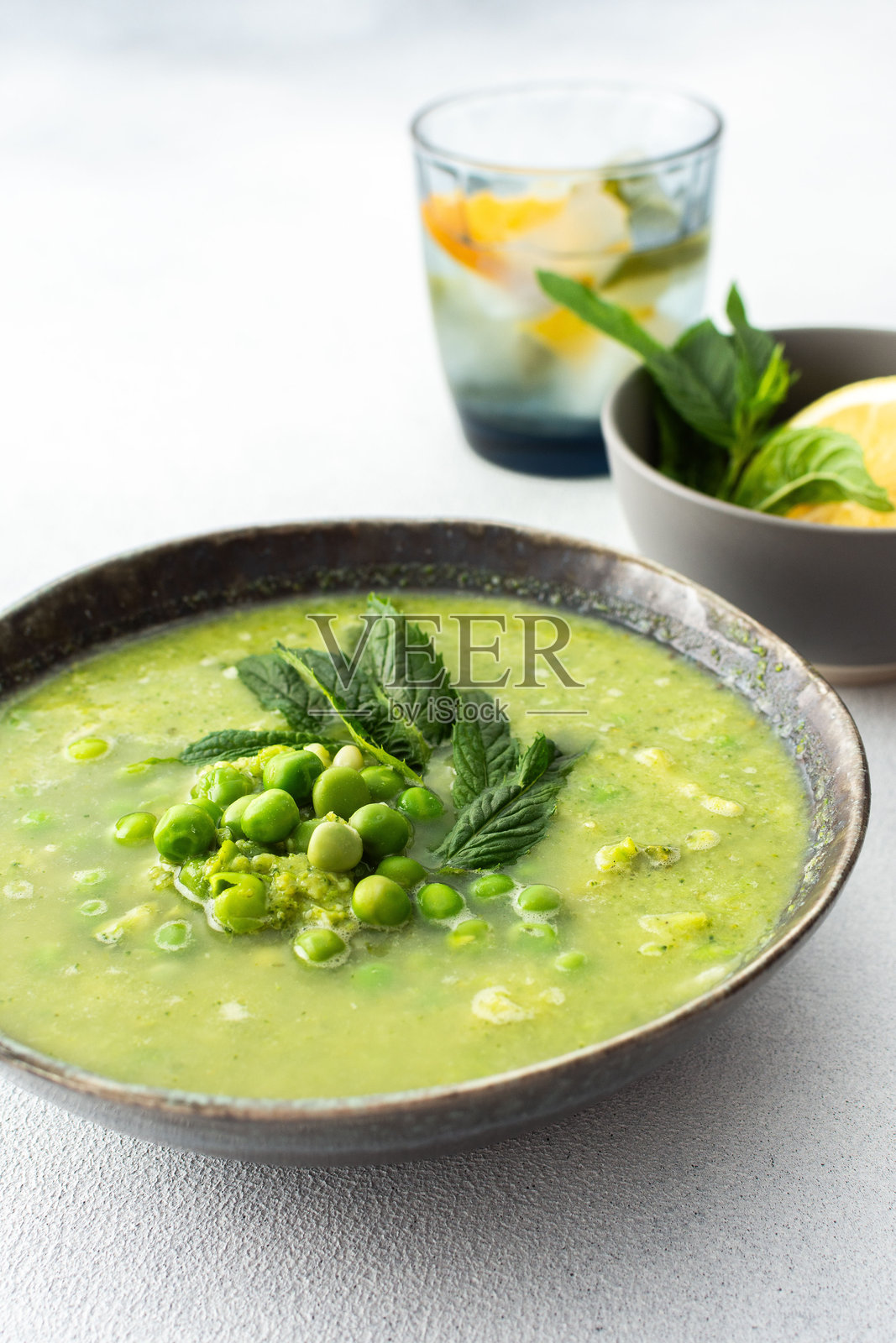 奶油西兰花和青豌豆薄荷汤照片摄影图片