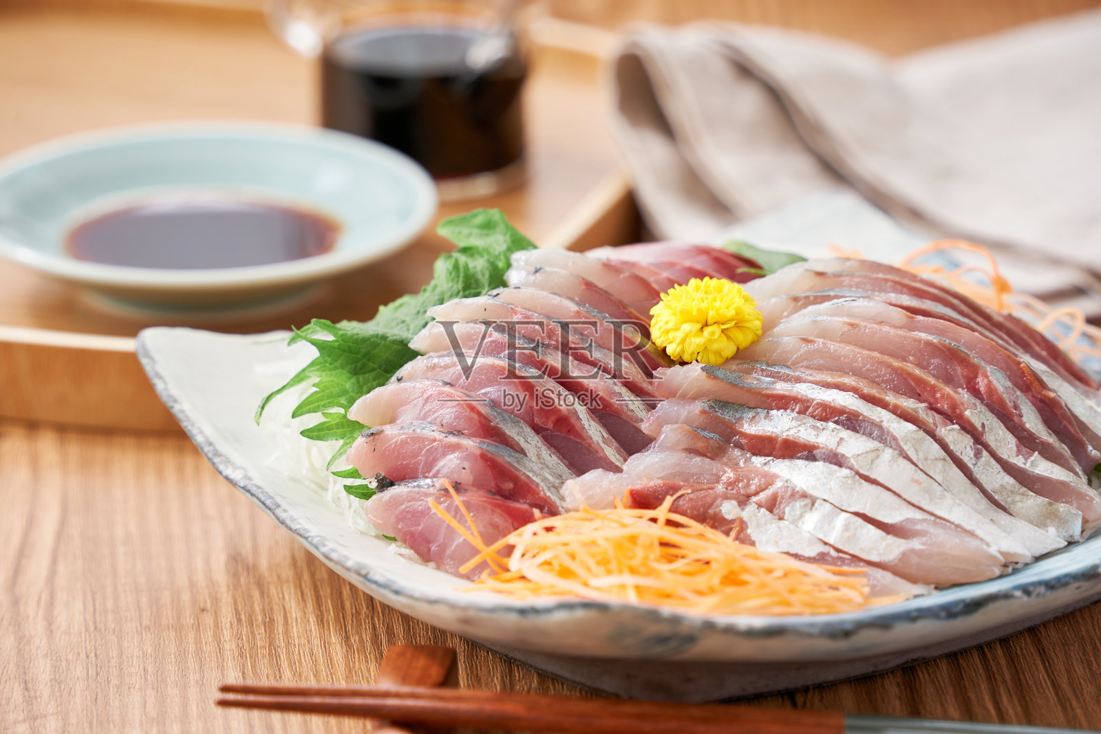 新鲜的马鲛鱼刺身放在盘子上照片摄影图片