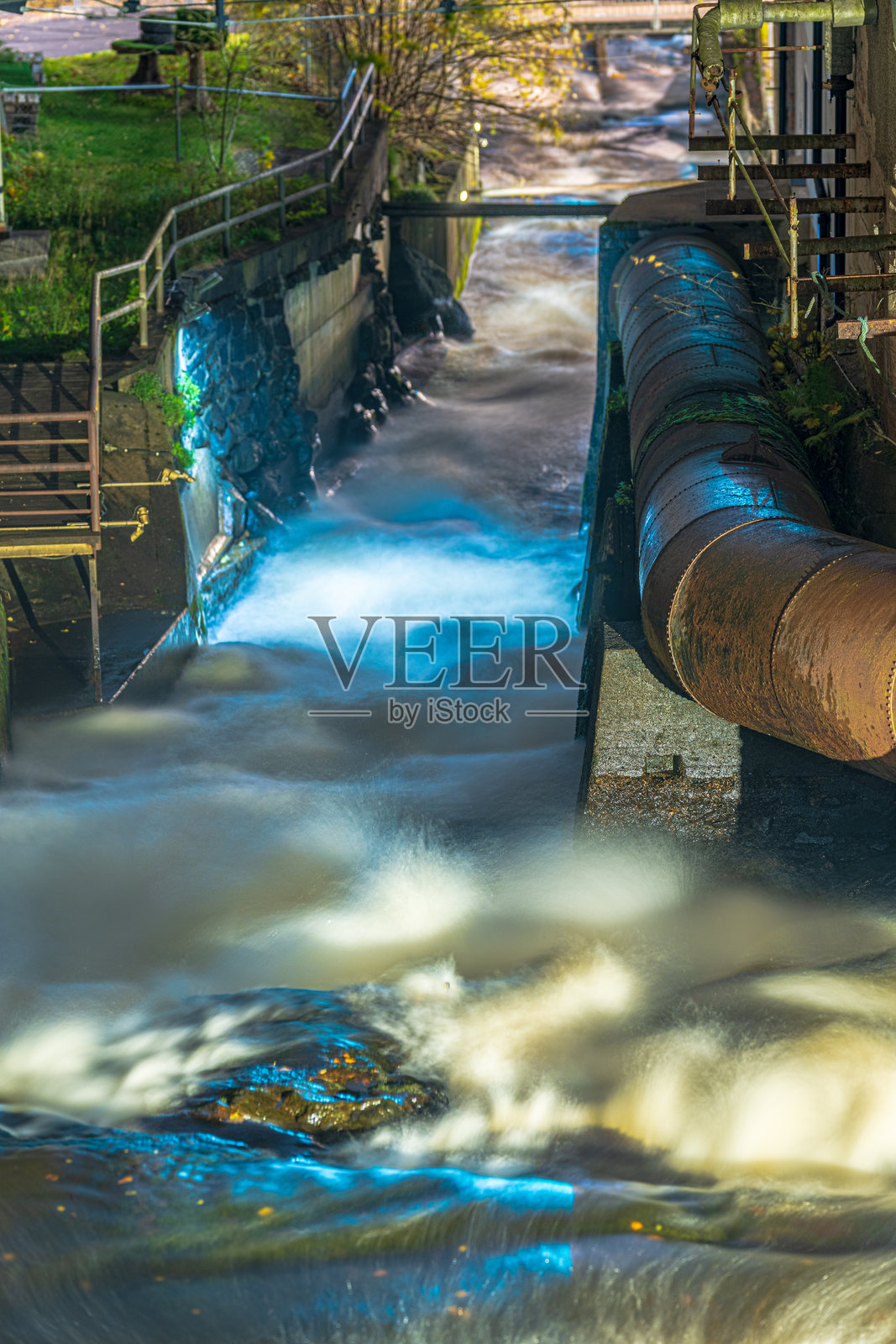 夜间瀑布的长时间曝光图像。照片摄影图片