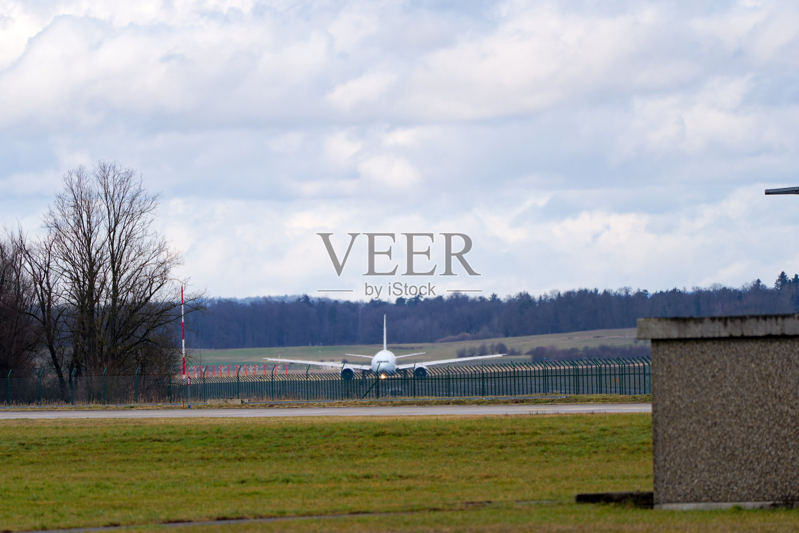 在瑞士苏黎世克洛滕机场,前方视角的加拿大航空波音777-333ER客机,注册号C-FIVR,背景是阴云密布的冬日。照片摄影图片