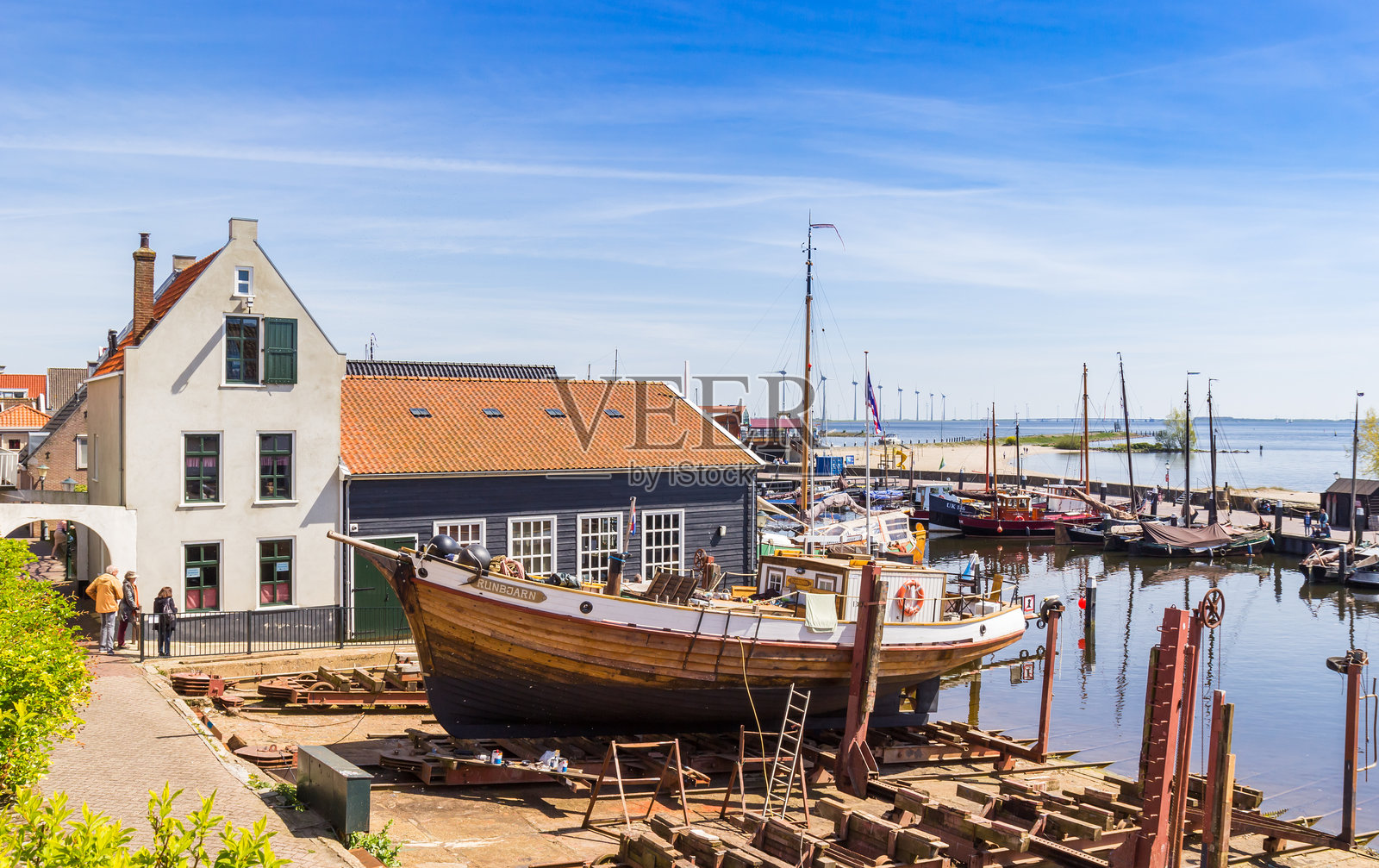 乌尔克的老船厂，滑道上停着一艘木制渔船照片摄影图片