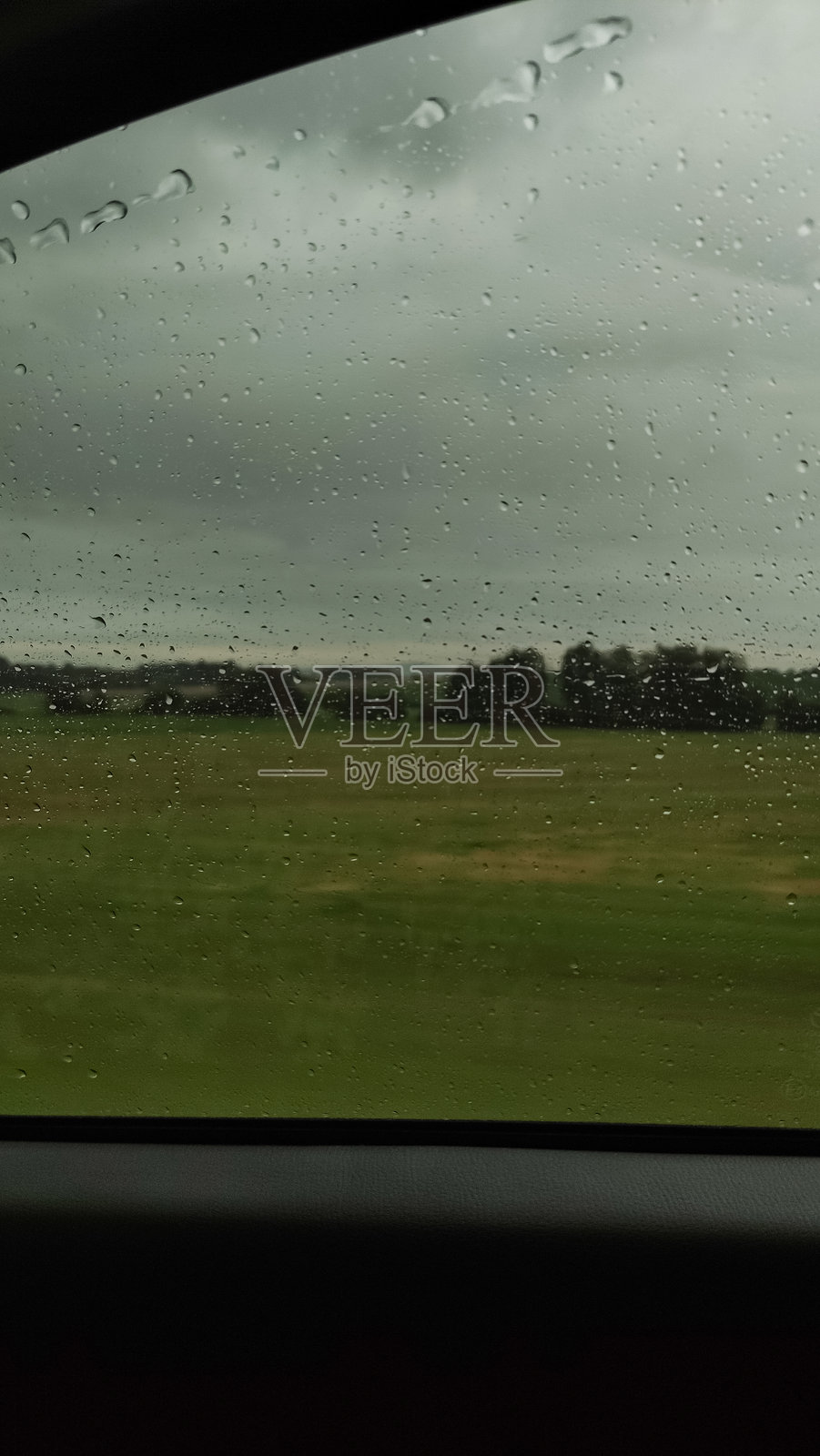 雨水落在车窗上，俯瞰捷克共和国的绿色田野照片摄影图片