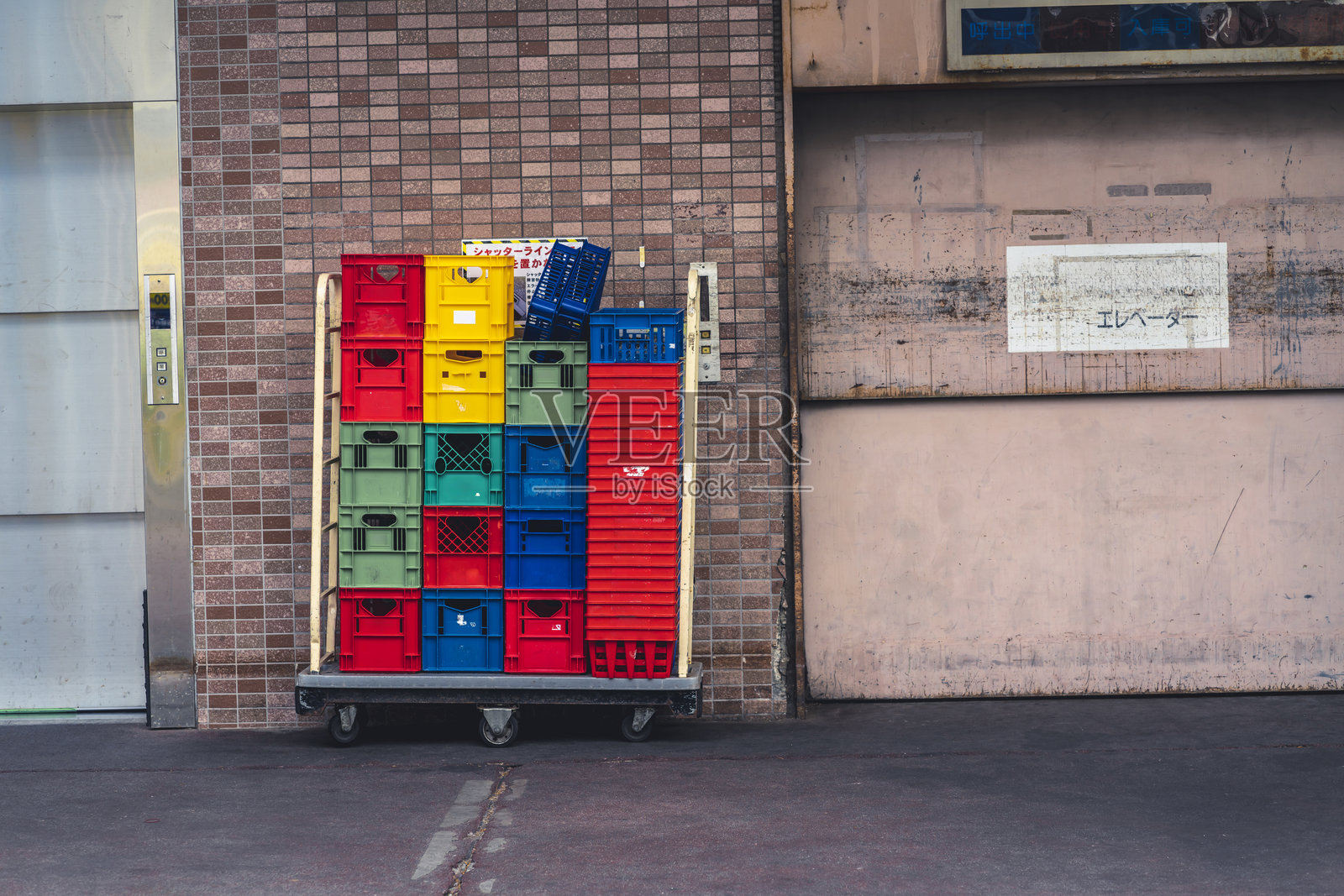 超市装卸码头和集装箱。照片摄影图片