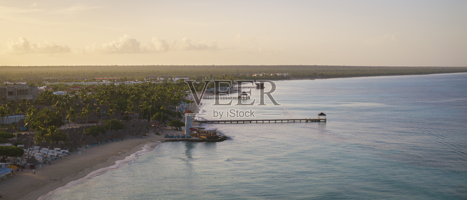 巴亚希贝海滩日出时美丽的海岸线照片摄影图片