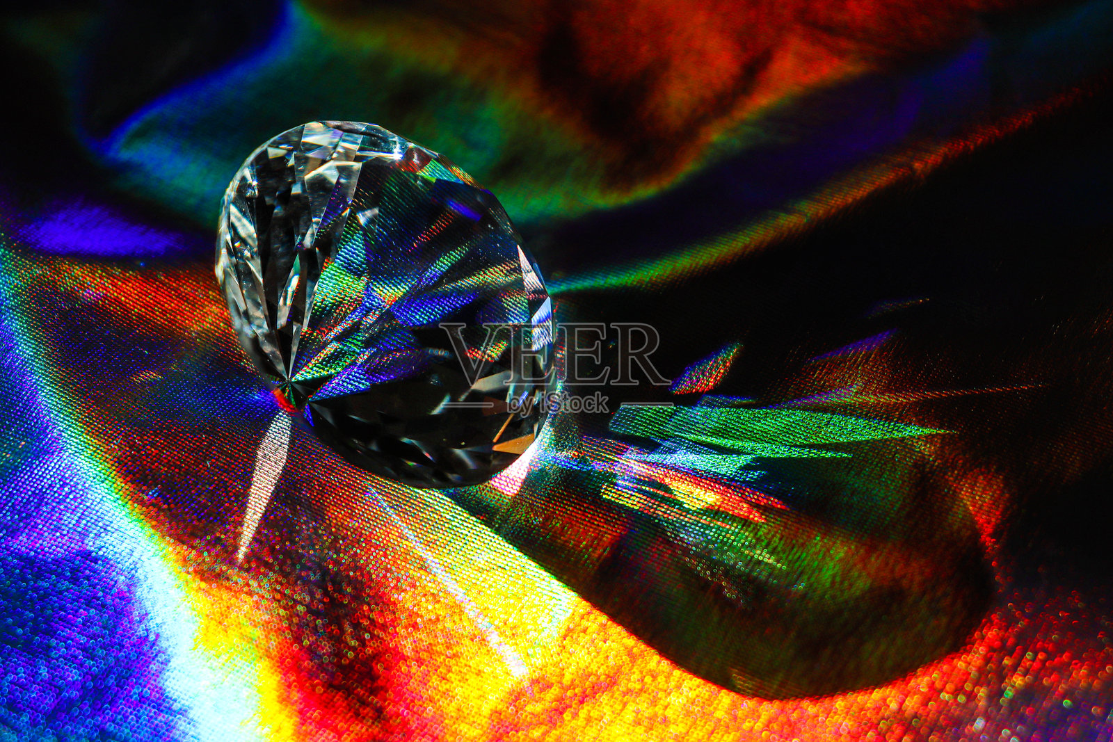 全息背景。闪亮背景上的钻石。彩虹效果。照片摄影图片
