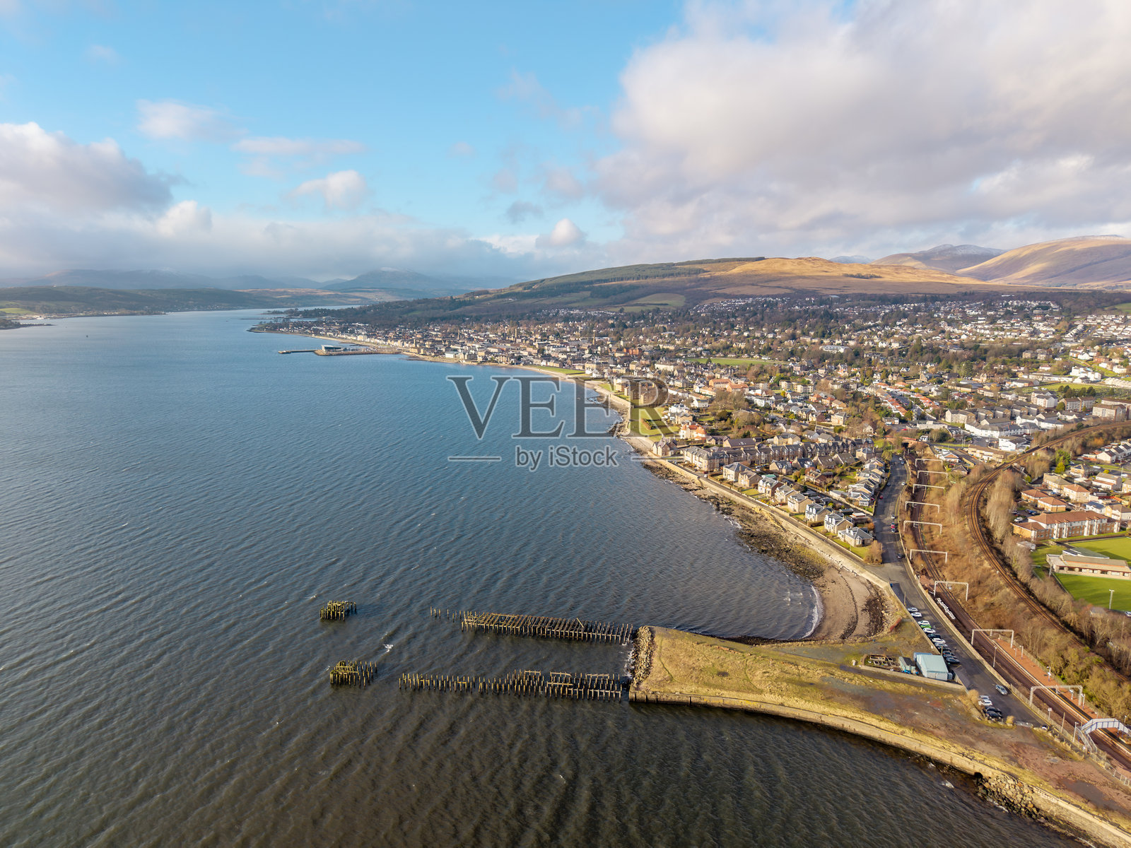 苏格兰海伦斯堡的克雷根多兰废弃码头的航拍，背景是本山。照片摄影图片