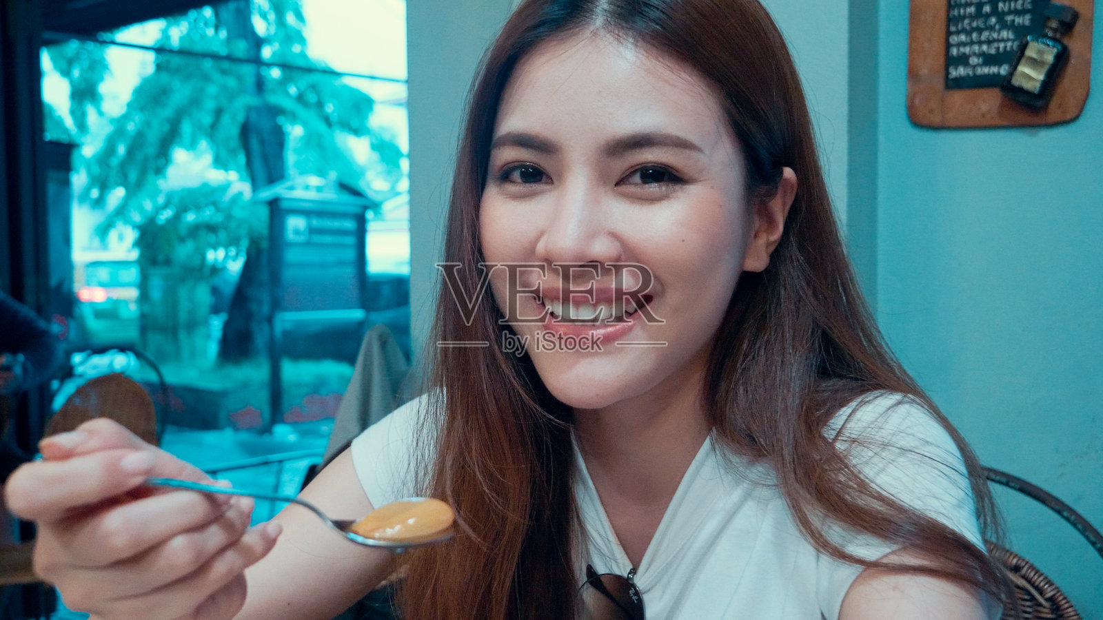 视角：一对情侣，亚洲女性在泰国曼谷的一家咖啡馆享受泰国甜点，体验泰国街头美食。照片摄影图片