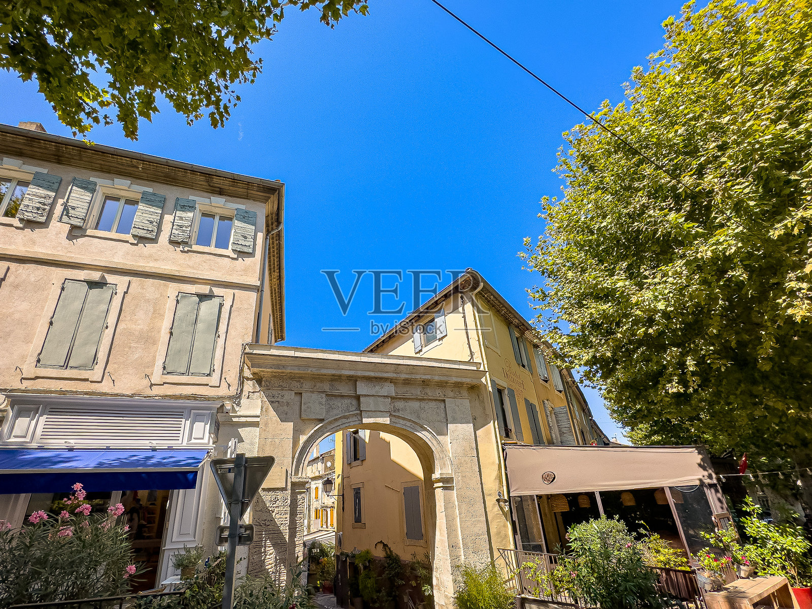 法国圣雷米德普罗旺斯古村落的街景照片摄影图片