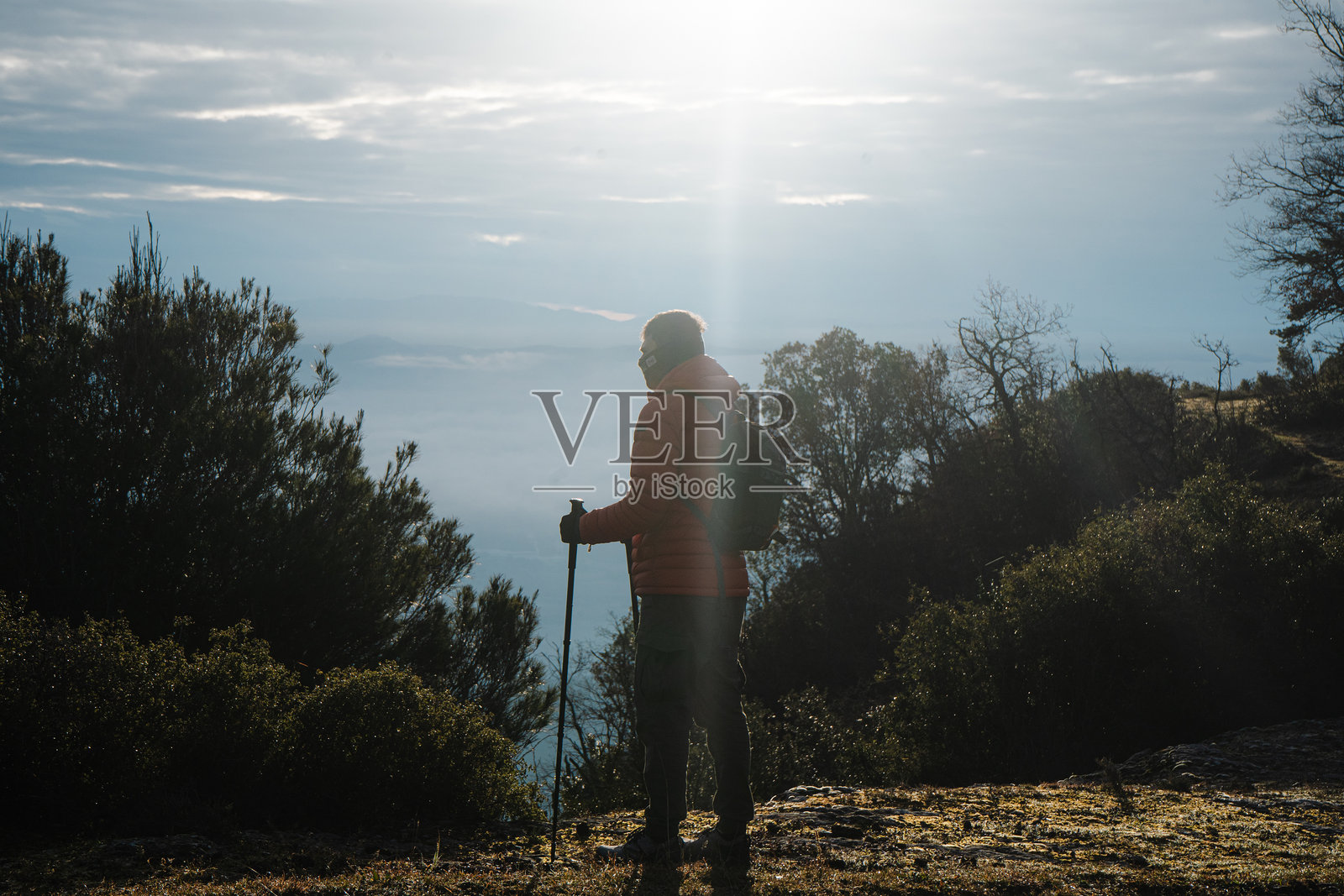 走在云端照片摄影图片