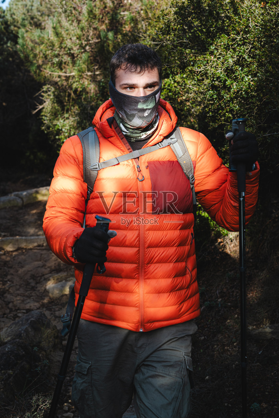 走在云端照片摄影图片