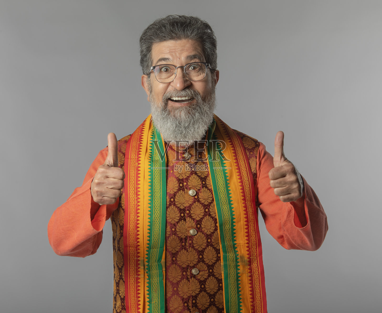 老年男性领导在白色背景上竖起大拇指。照片摄影图片